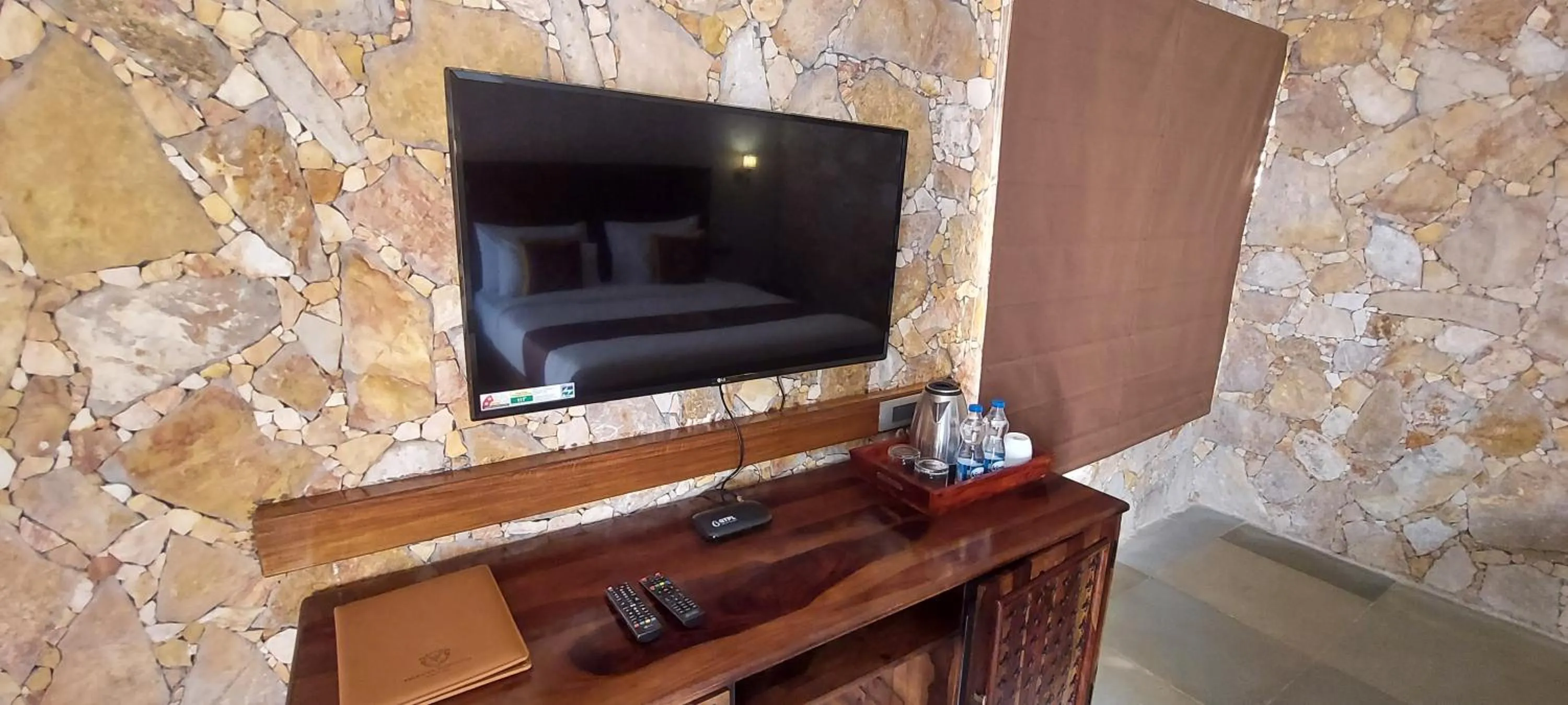 TV and multimedia in Vikrama Heritage Resort Pavagadh