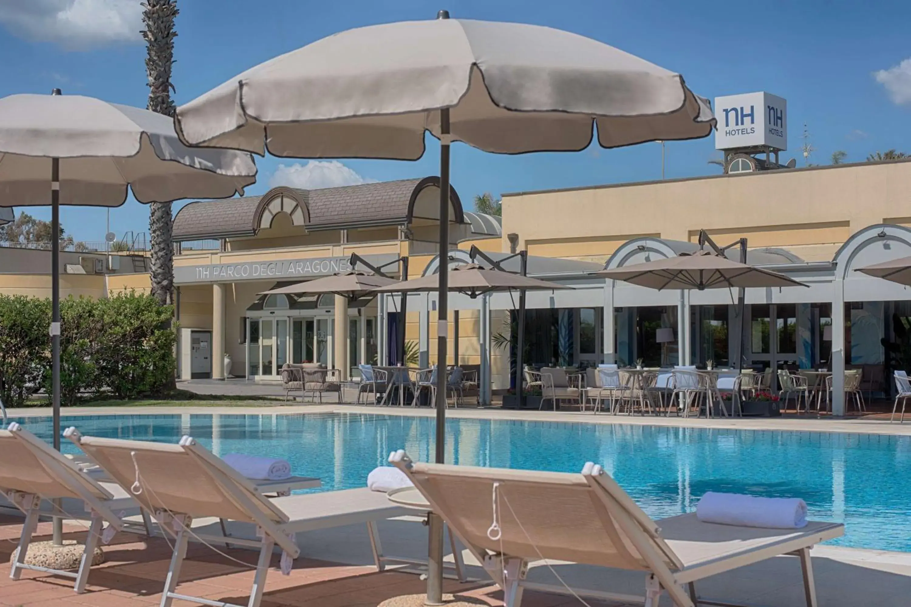 Pool view in NH Catania Parco degli Aragonesi Pool view in NH Catania Parco degli Aragonesi