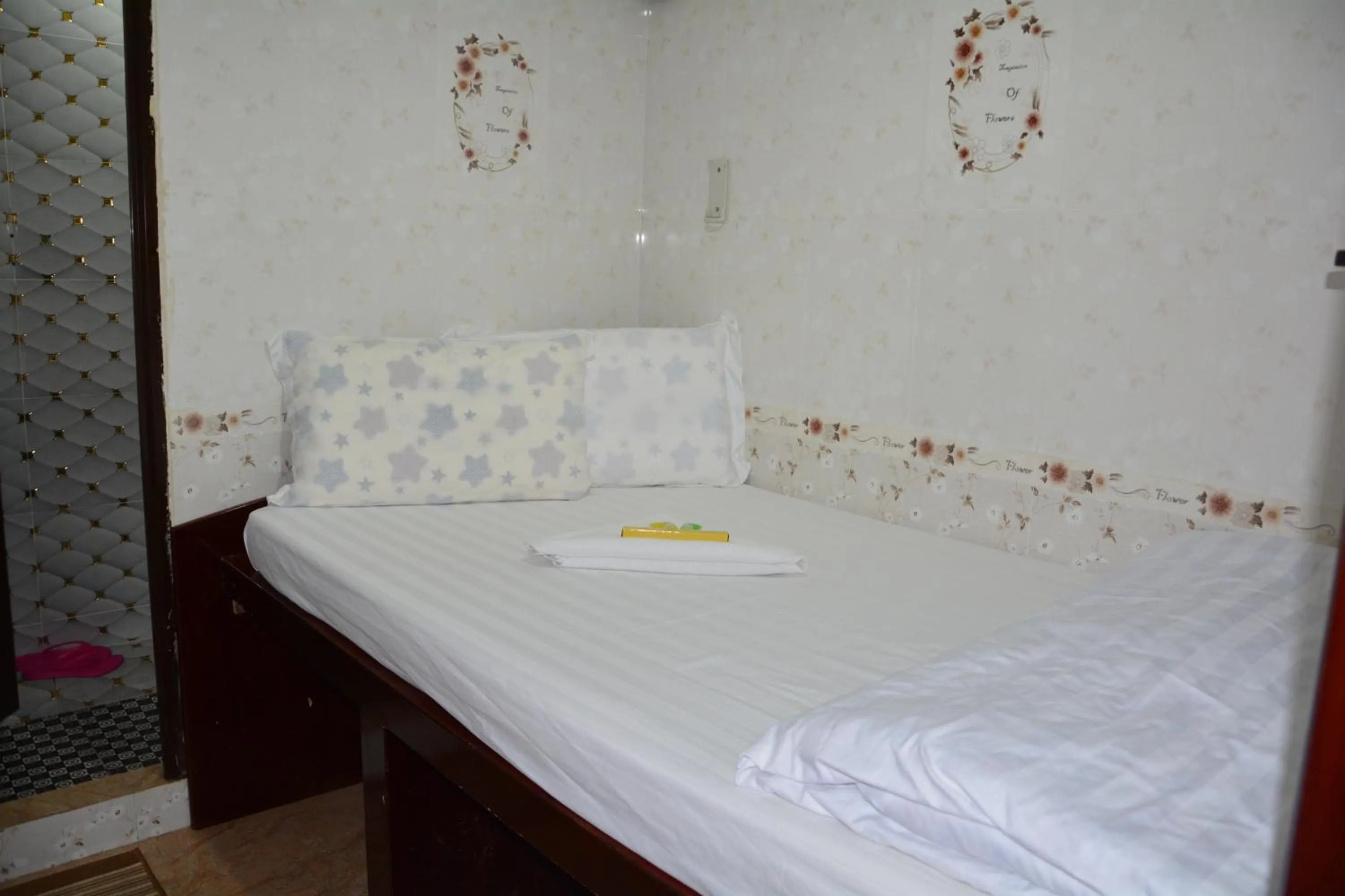 cot, Bed in Everest Guest House