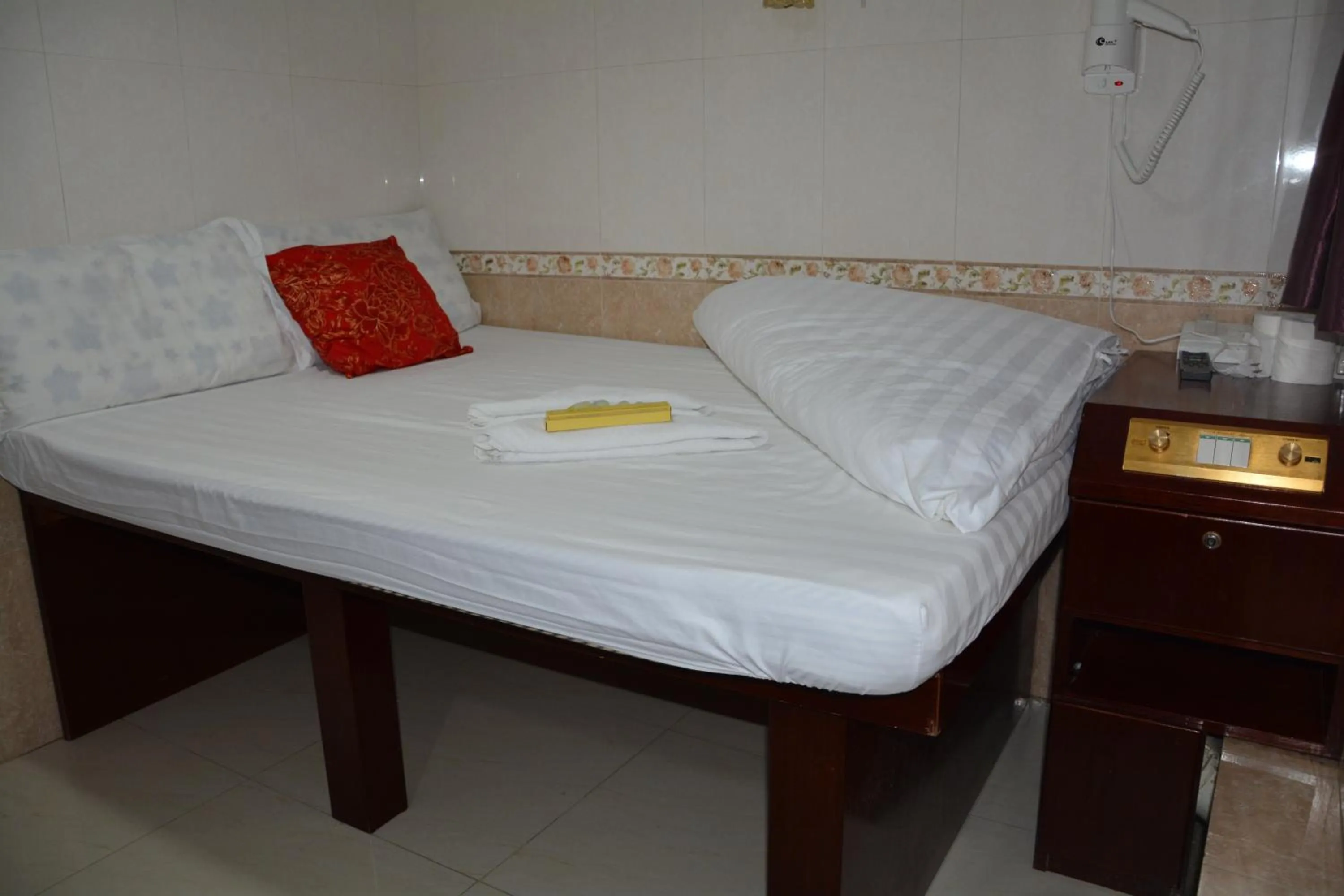 cot, Bed in Everest Guest House