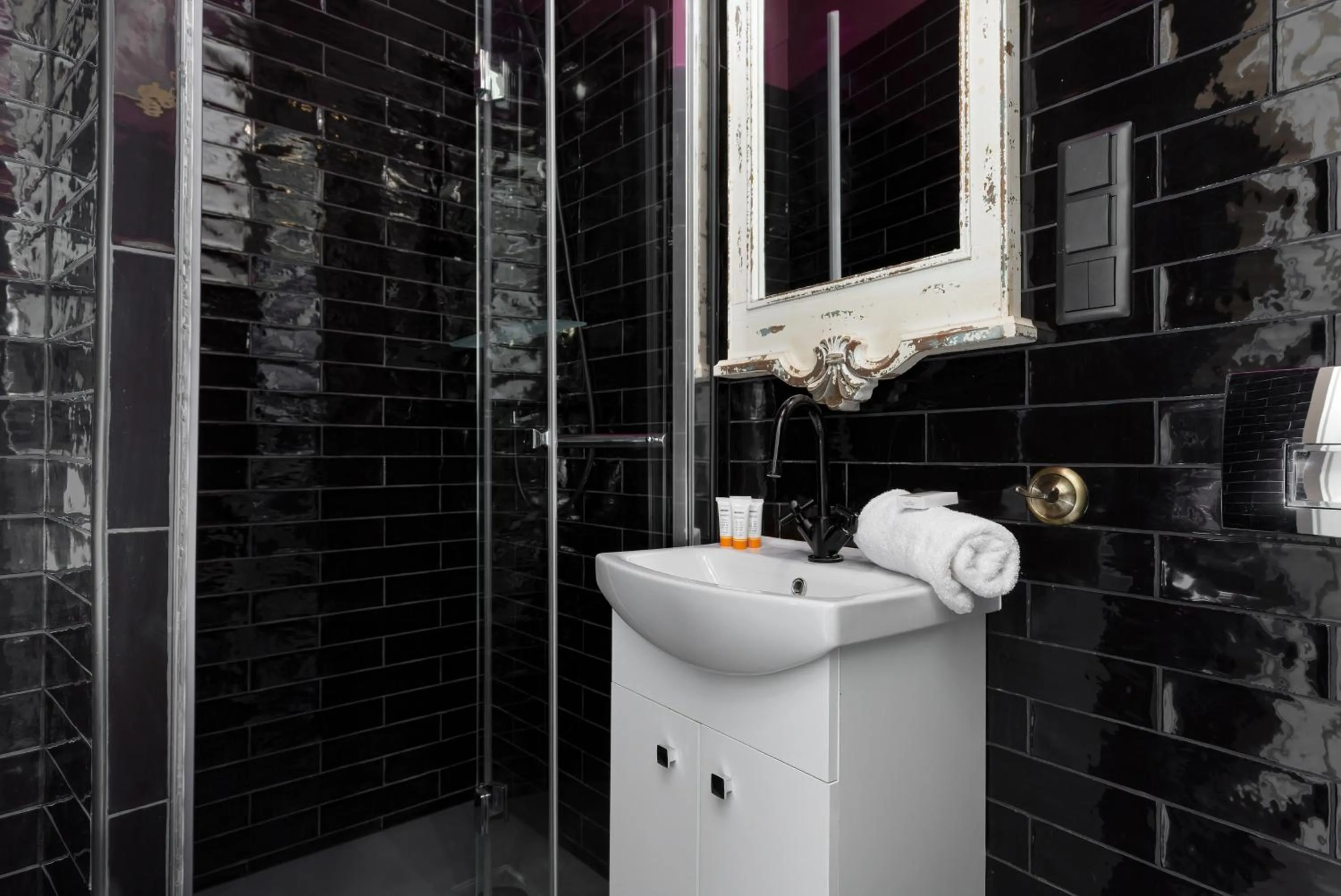 Bathroom in Apartament przy Placu Zamkowym by Noclegi Renters