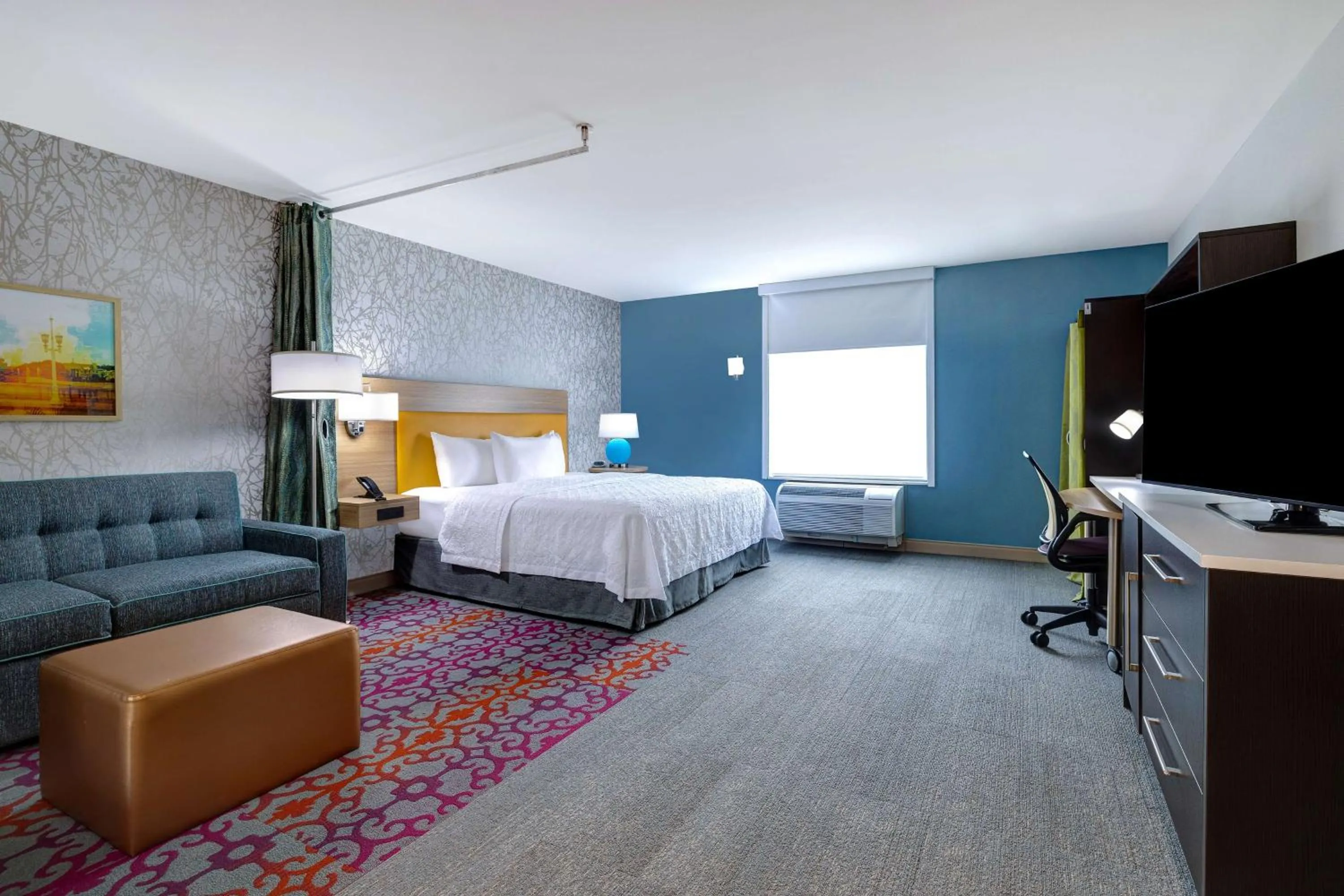 Living room, Bed in Home2 Suites By Hilton Wilkes-Barre