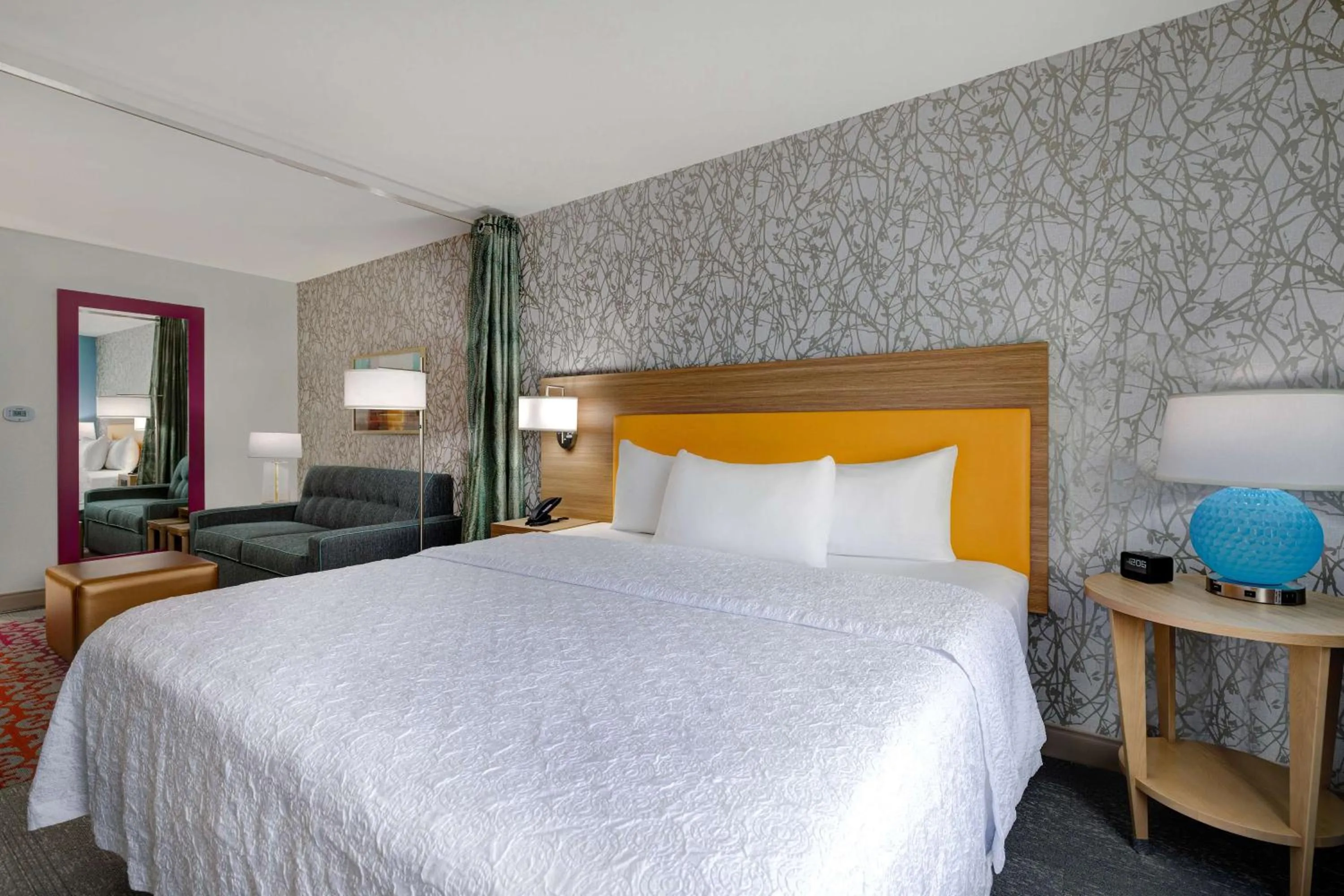 Living room, Bed in Home2 Suites By Hilton Wilkes-Barre