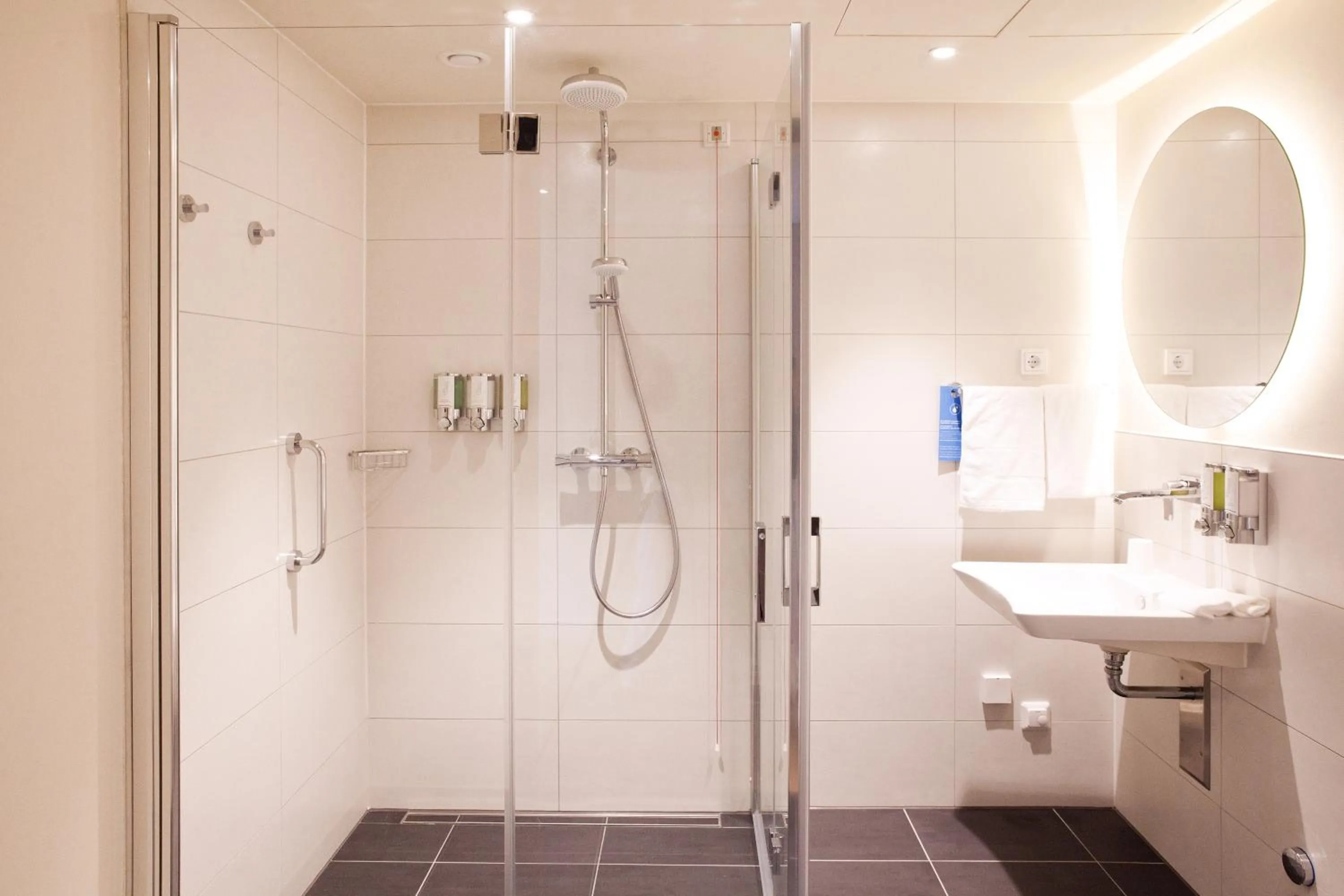 Bathroom in Hampton By Hilton Regensburg