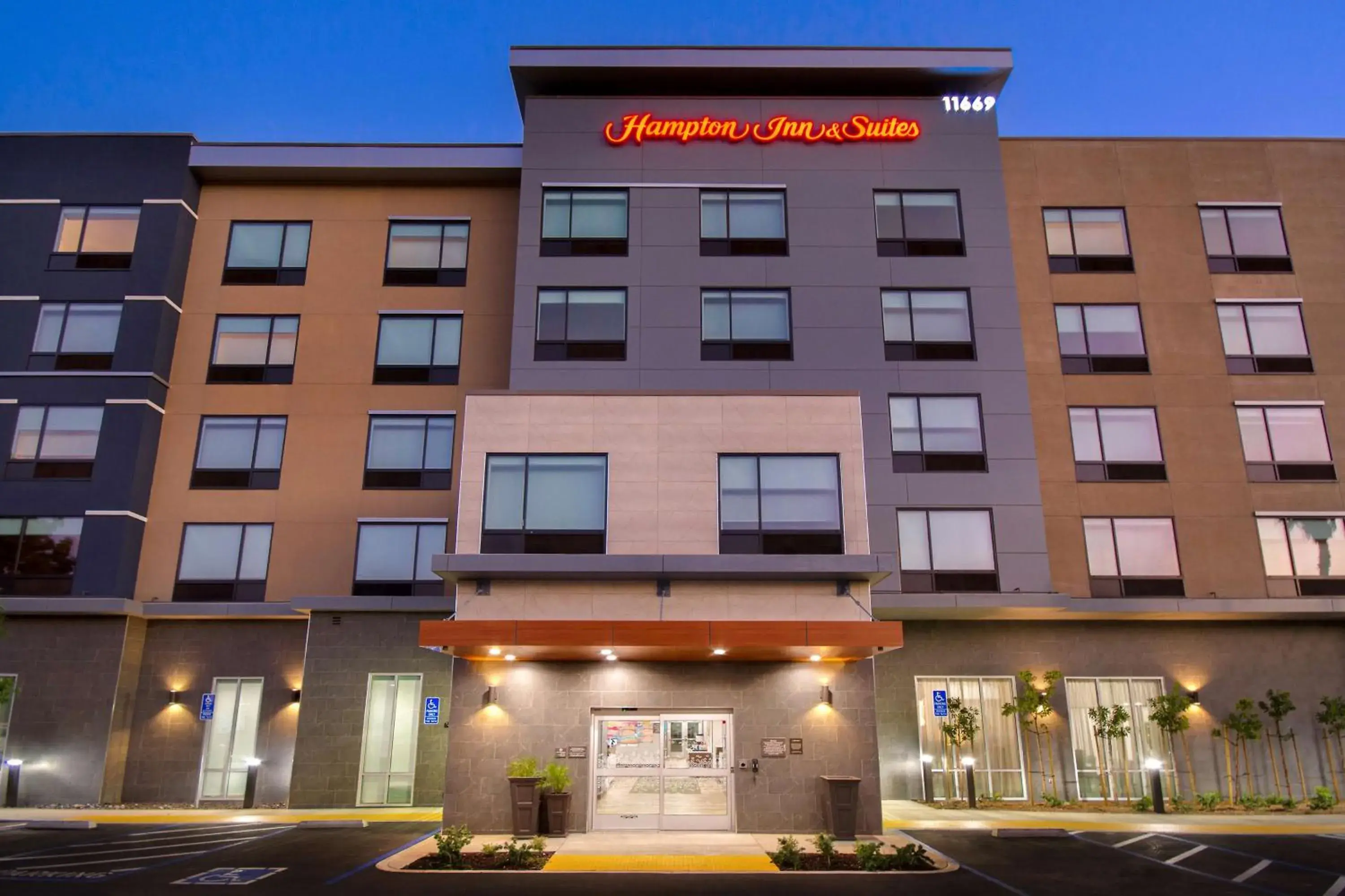 Property building in Hampton Inn & Suites By Hilton Rancho Cucamonga Property building in Hampton Inn & Suites By Hilton Rancho Cucamonga