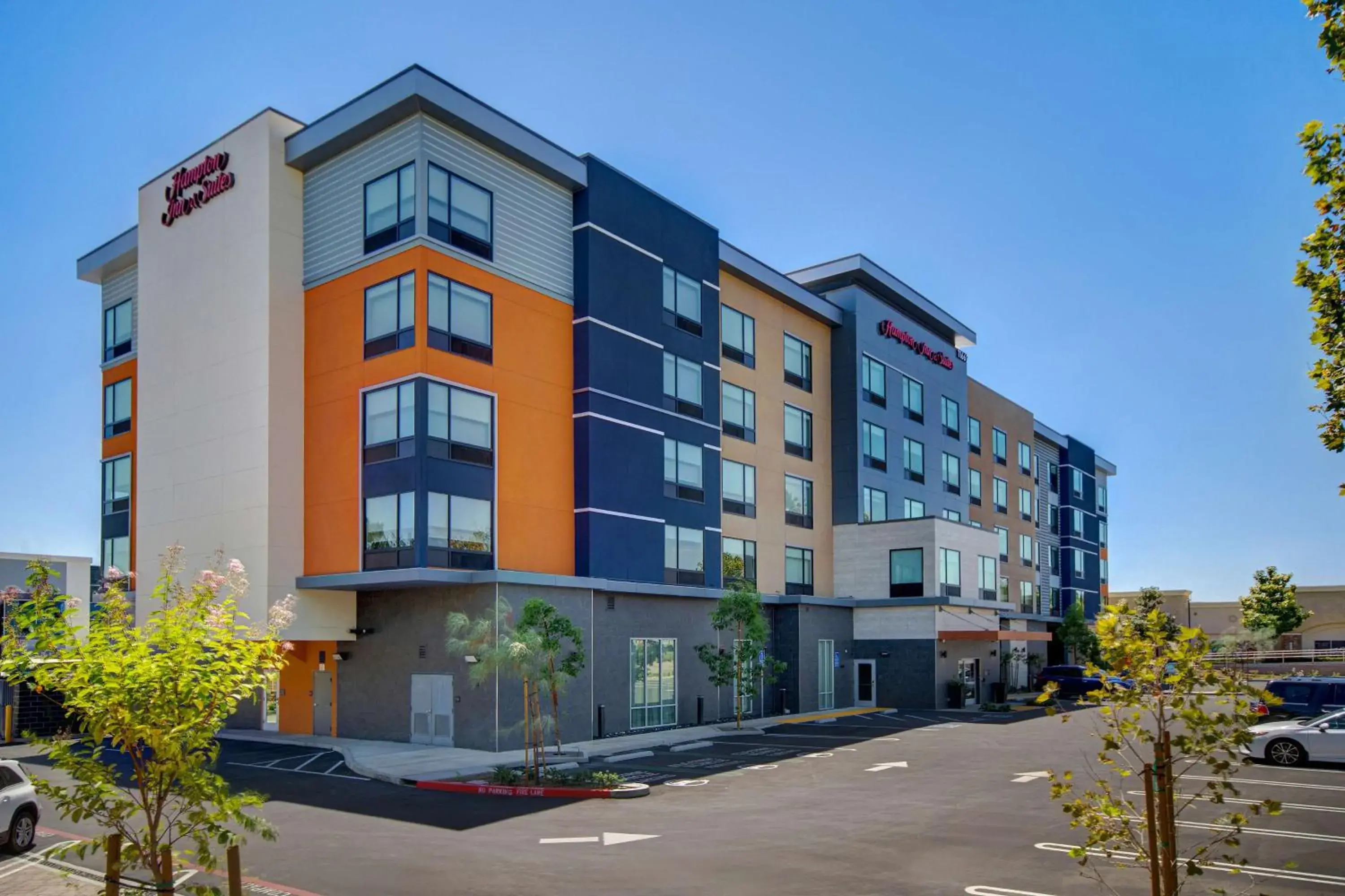 Property building in Hampton Inn & Suites By Hilton Rancho Cucamonga Property building in Hampton Inn & Suites By Hilton Rancho Cucamonga