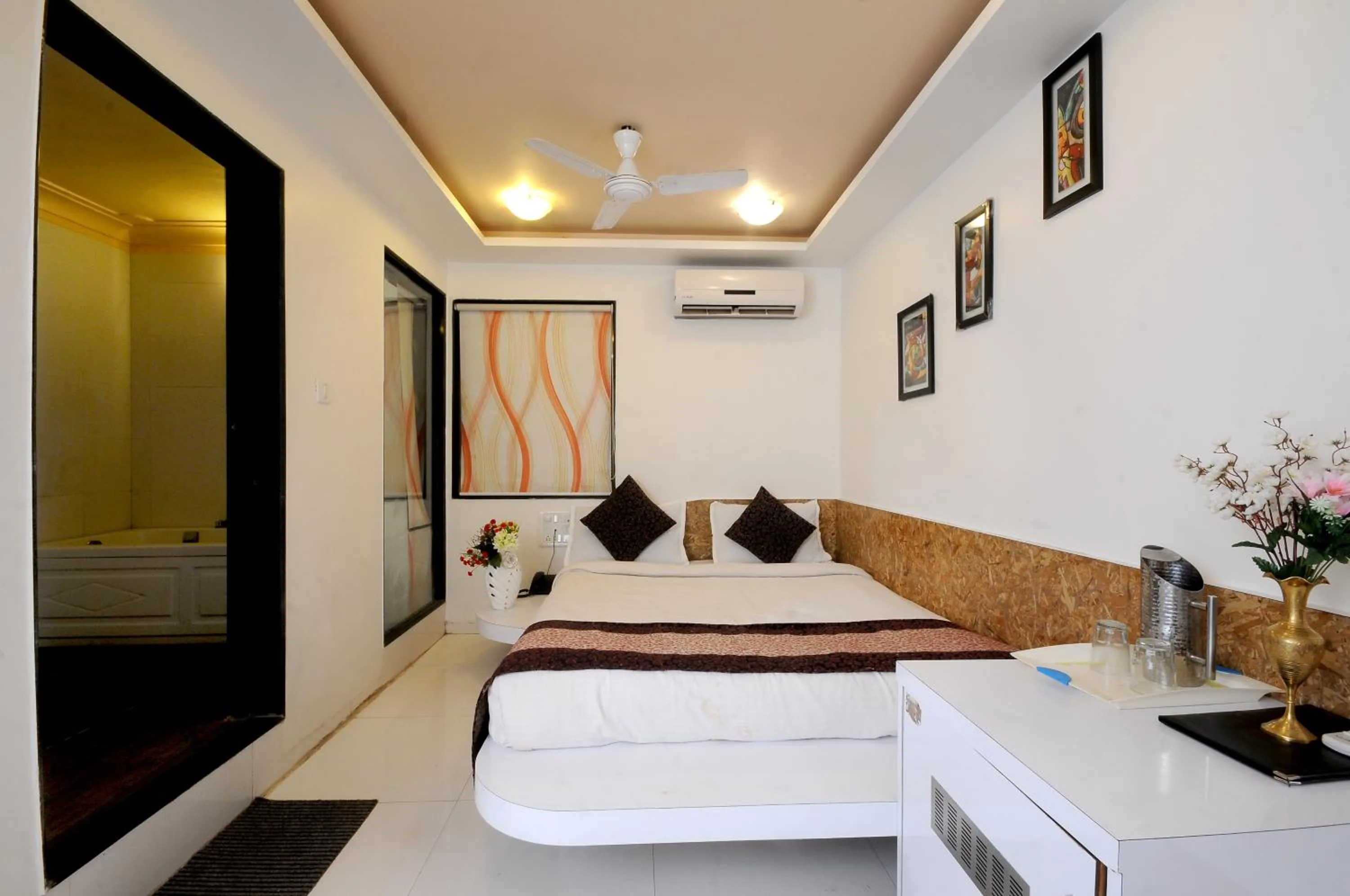 Bed in Hotel Vyankatesh & Pure Veg Restaurant