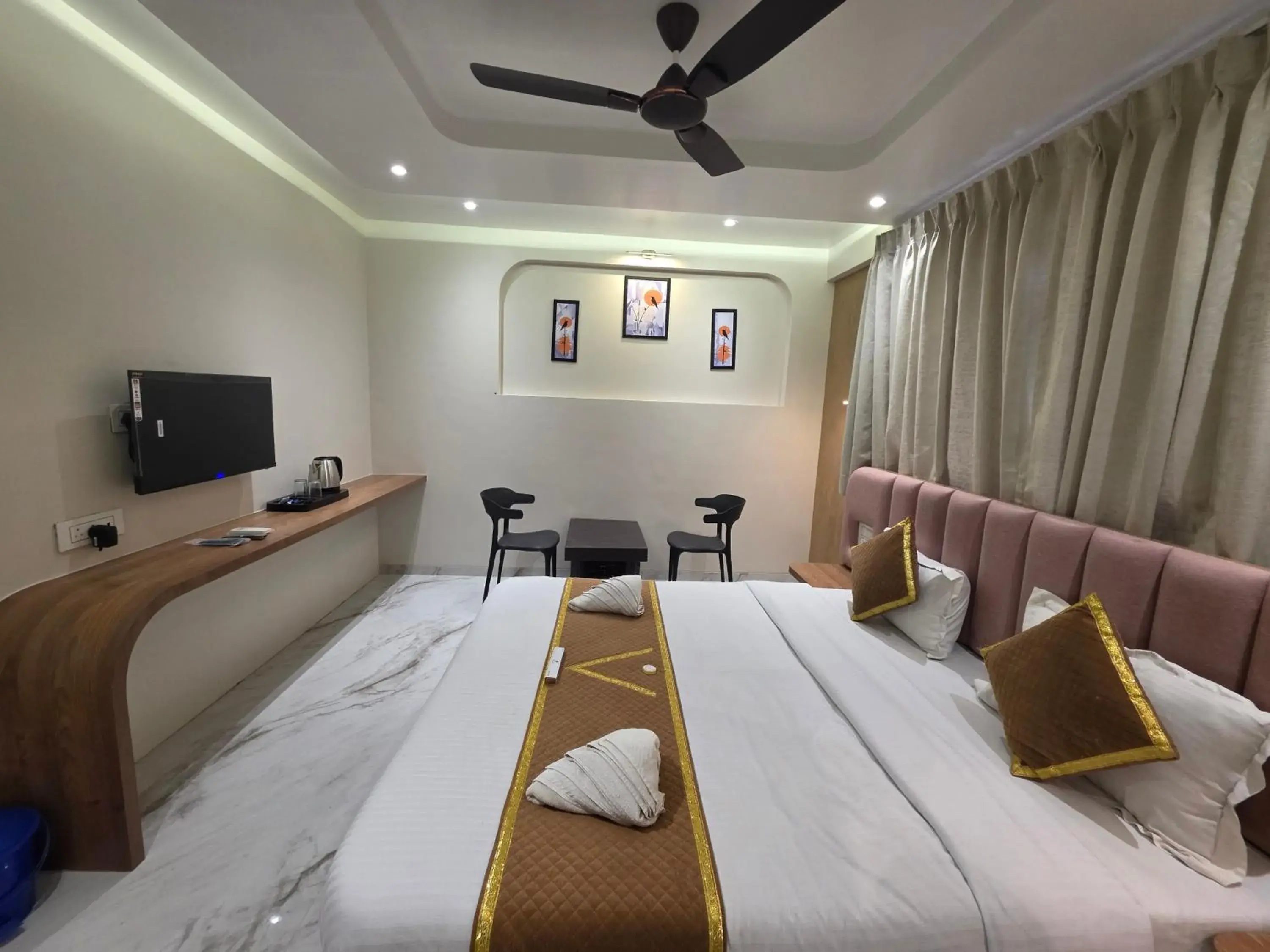 Bedroom in Hotel Vyankatesh & Pure Veg Restaurant Bedroom in Hotel Vyankatesh & Pure Veg Restaurant