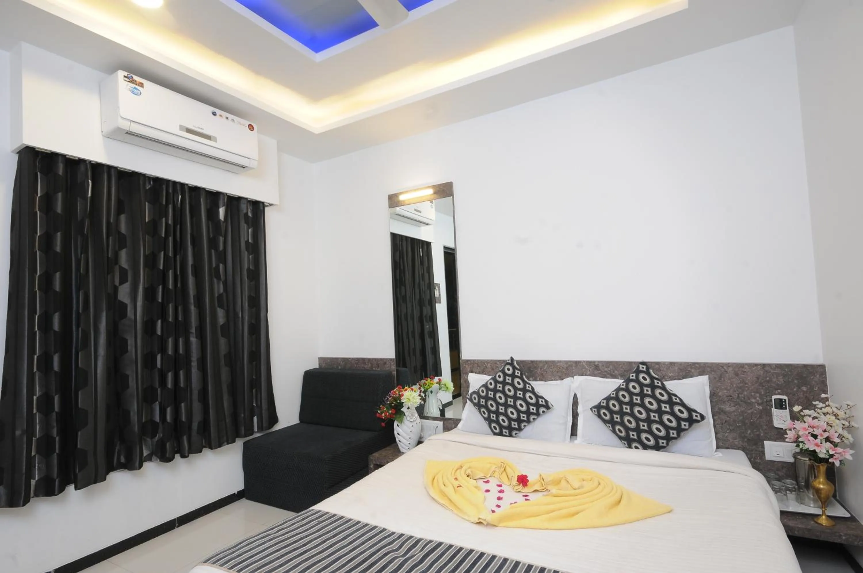 Bed in Hotel Vyankatesh & Pure Veg Restaurant