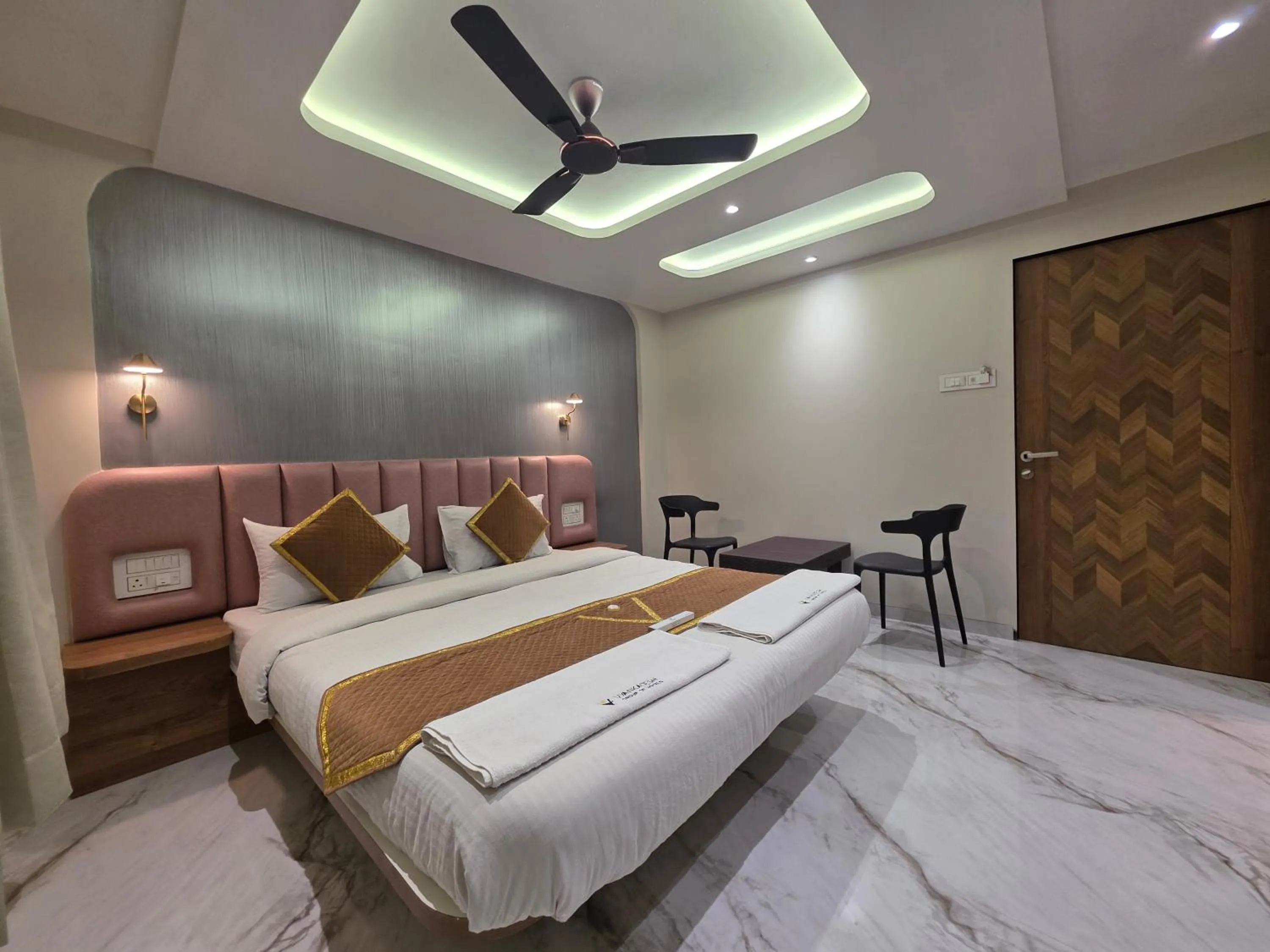 Bed in Hotel Vyankatesh & Pure Veg Restaurant