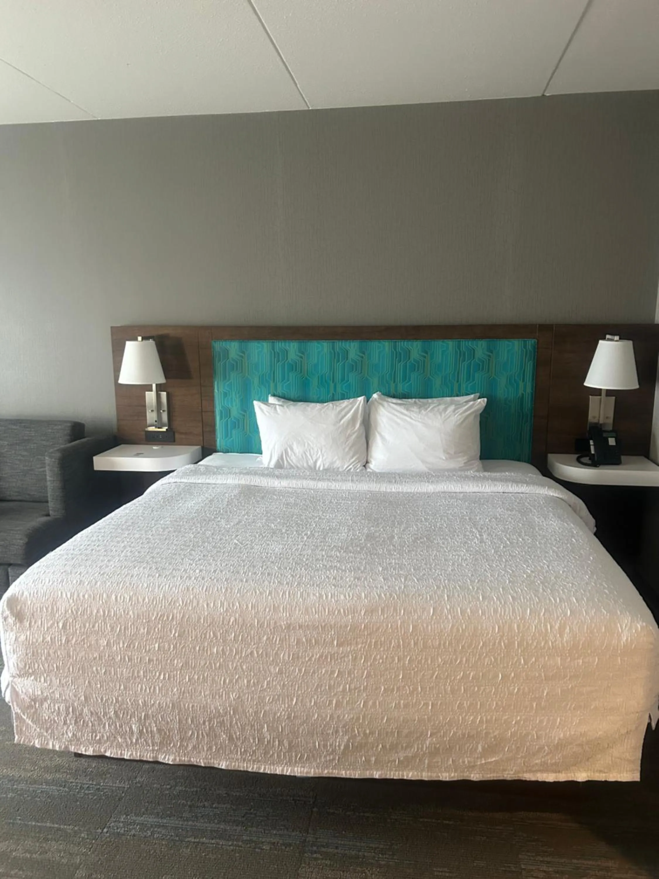 Bed in Hampton Inn By Hilton Kingston