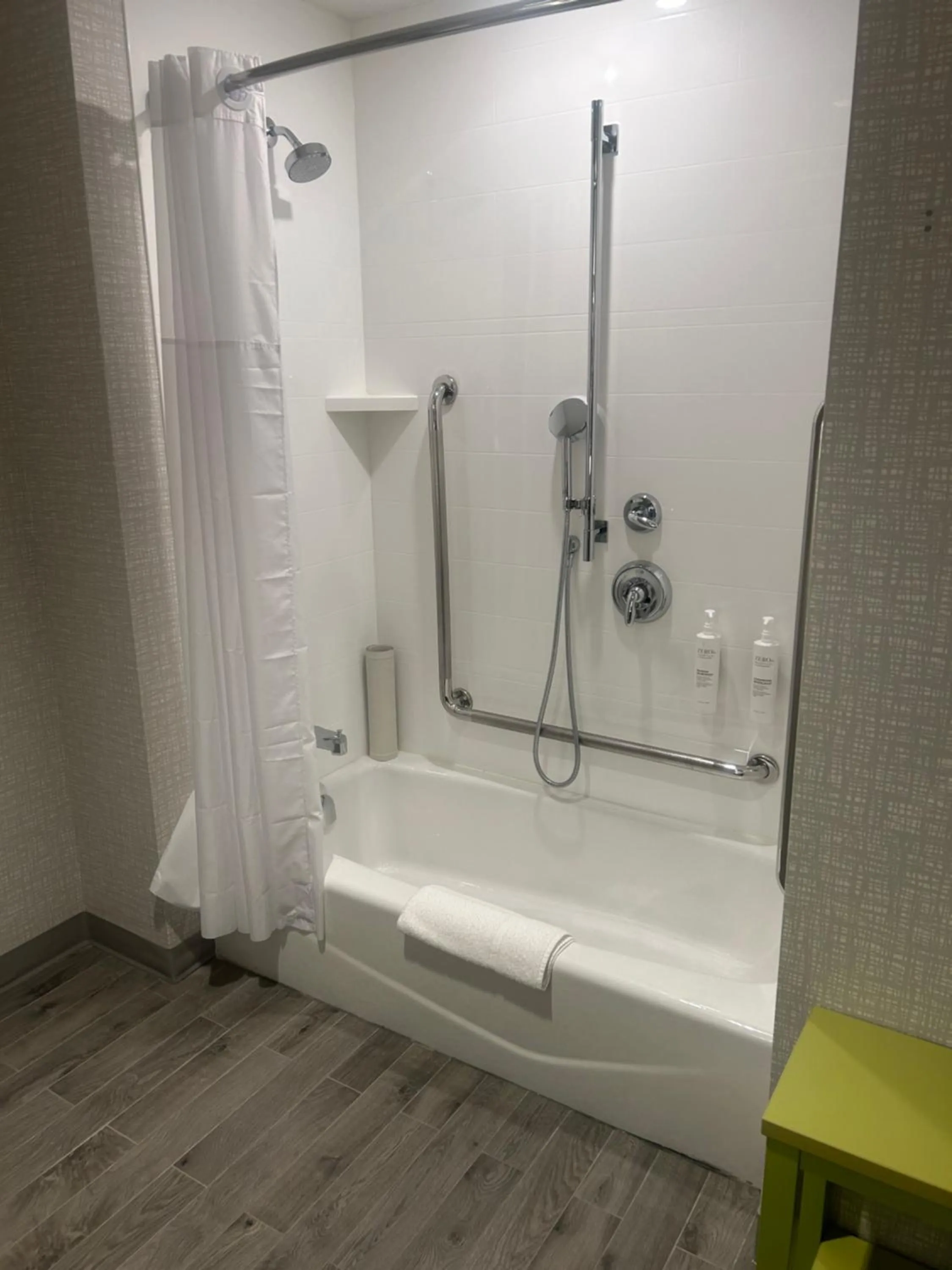 Shower in Hampton Inn By Hilton Kingston