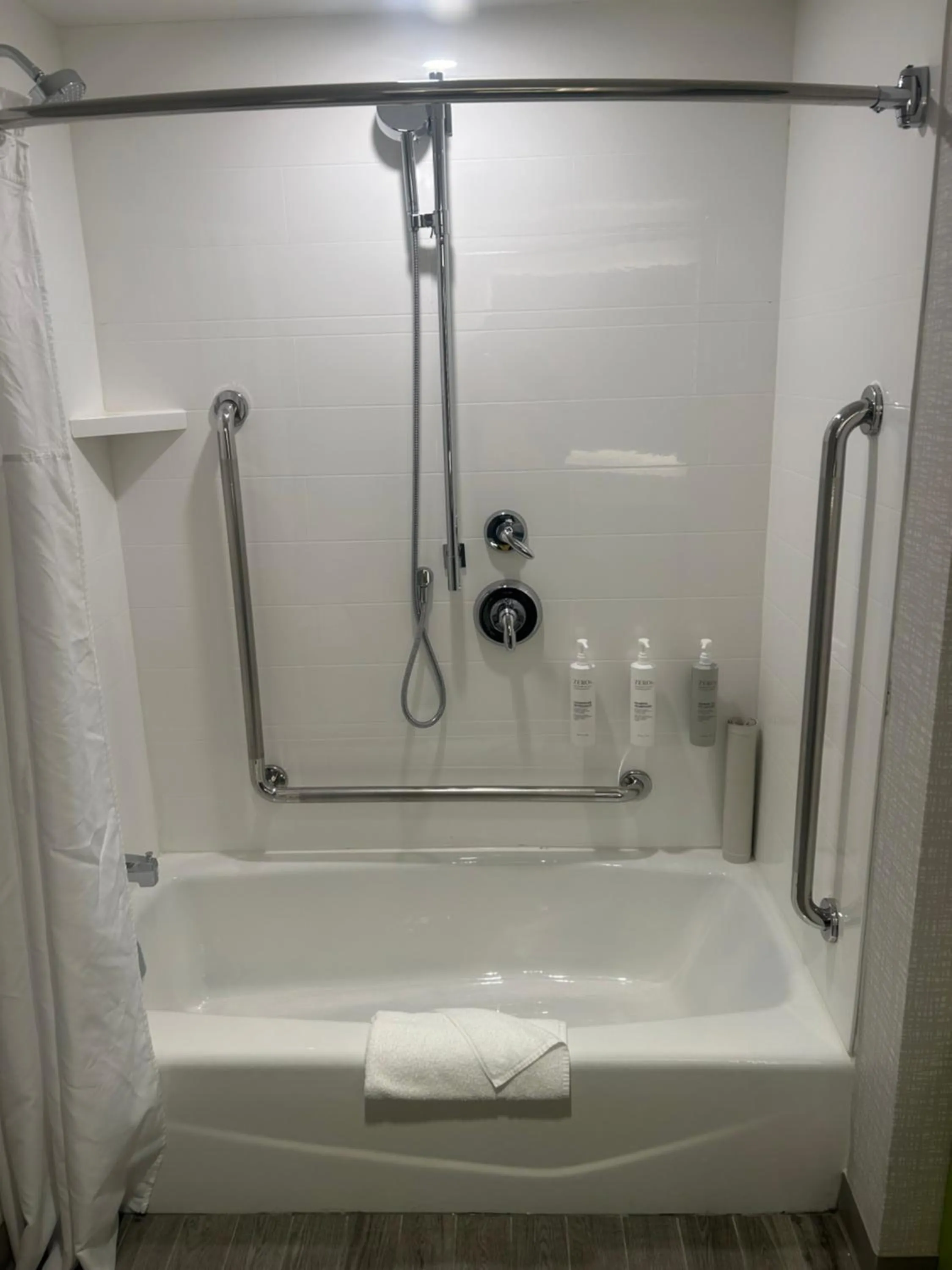 Shower in Hampton Inn By Hilton Kingston