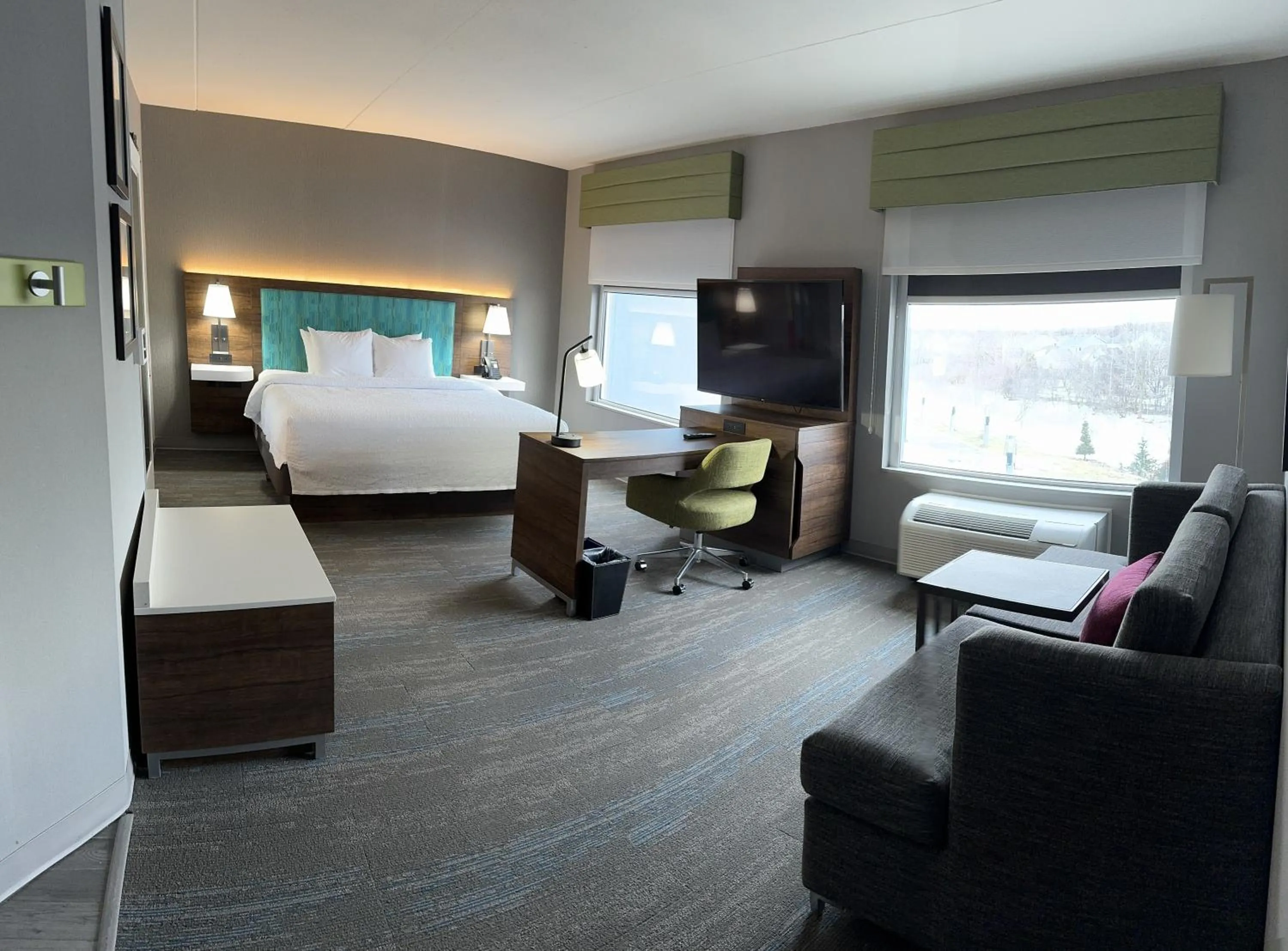 Seating area, Bed in Hampton Inn By Hilton Kingston