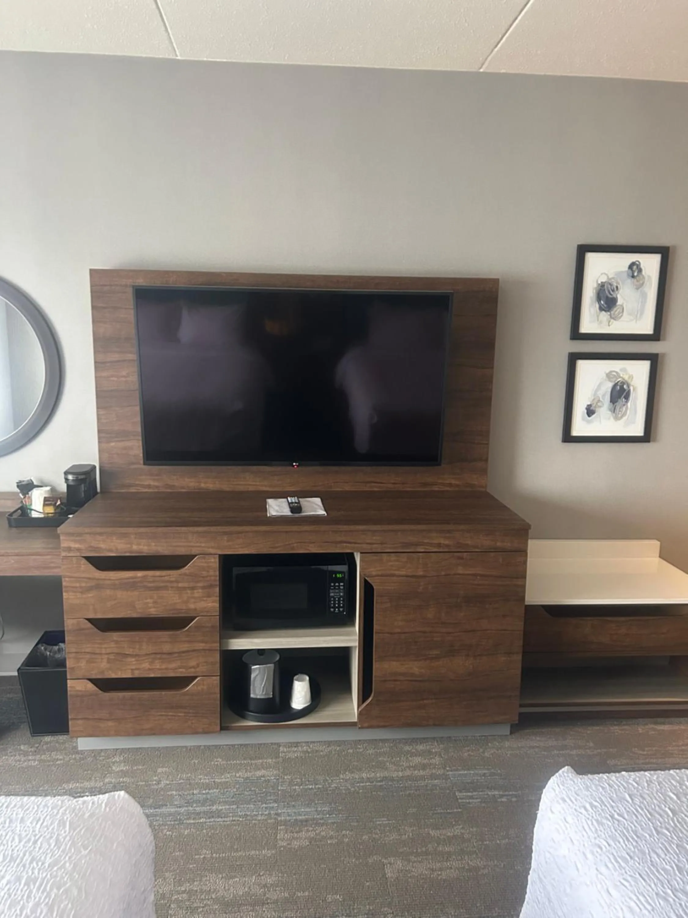 TV and multimedia in Hampton Inn By Hilton Kingston