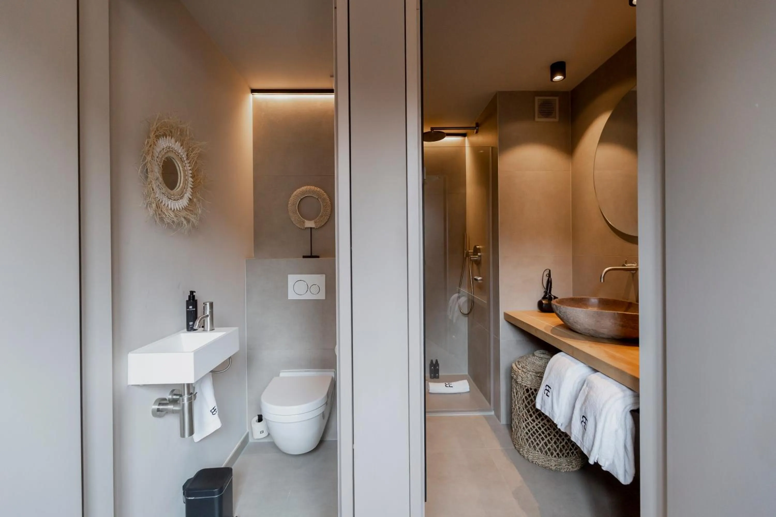 Toilet, Bed in BTFL Living, Luxury Residences Antwerp, Zirkstraat