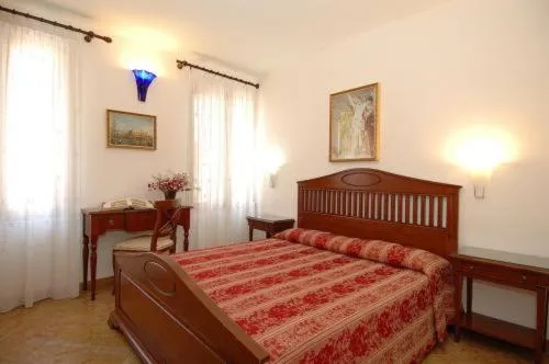Photo of the whole room, Bed in Ca' Dei Leoni