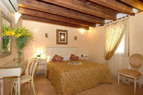 Photo of the whole room, Bed in Ca' Dei Leoni