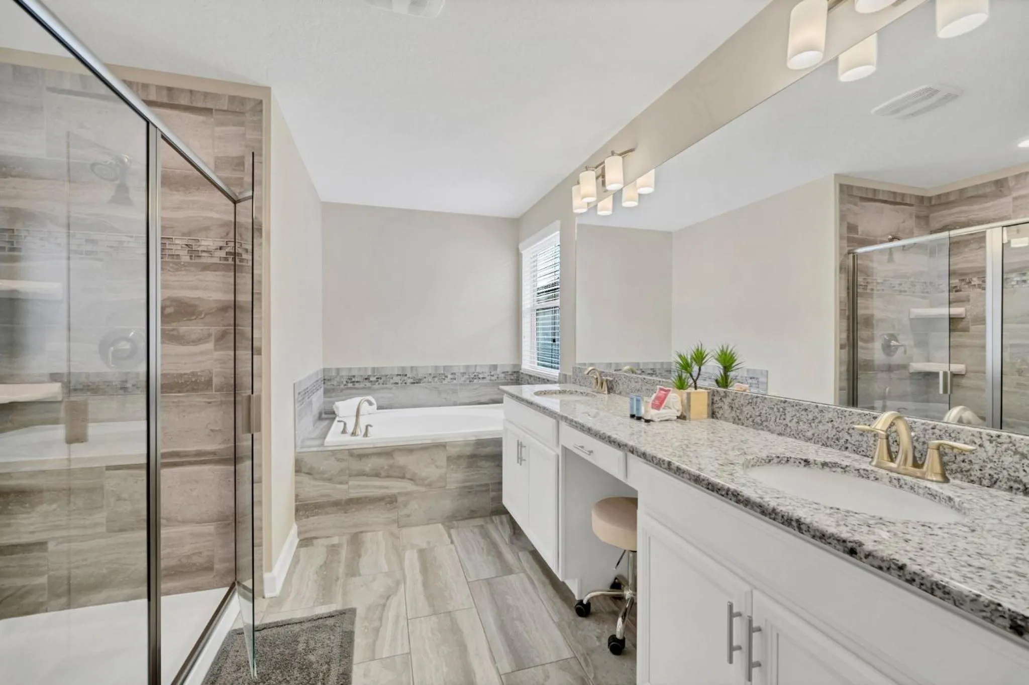 Gorgeous, Modern Home wPrivate Pool