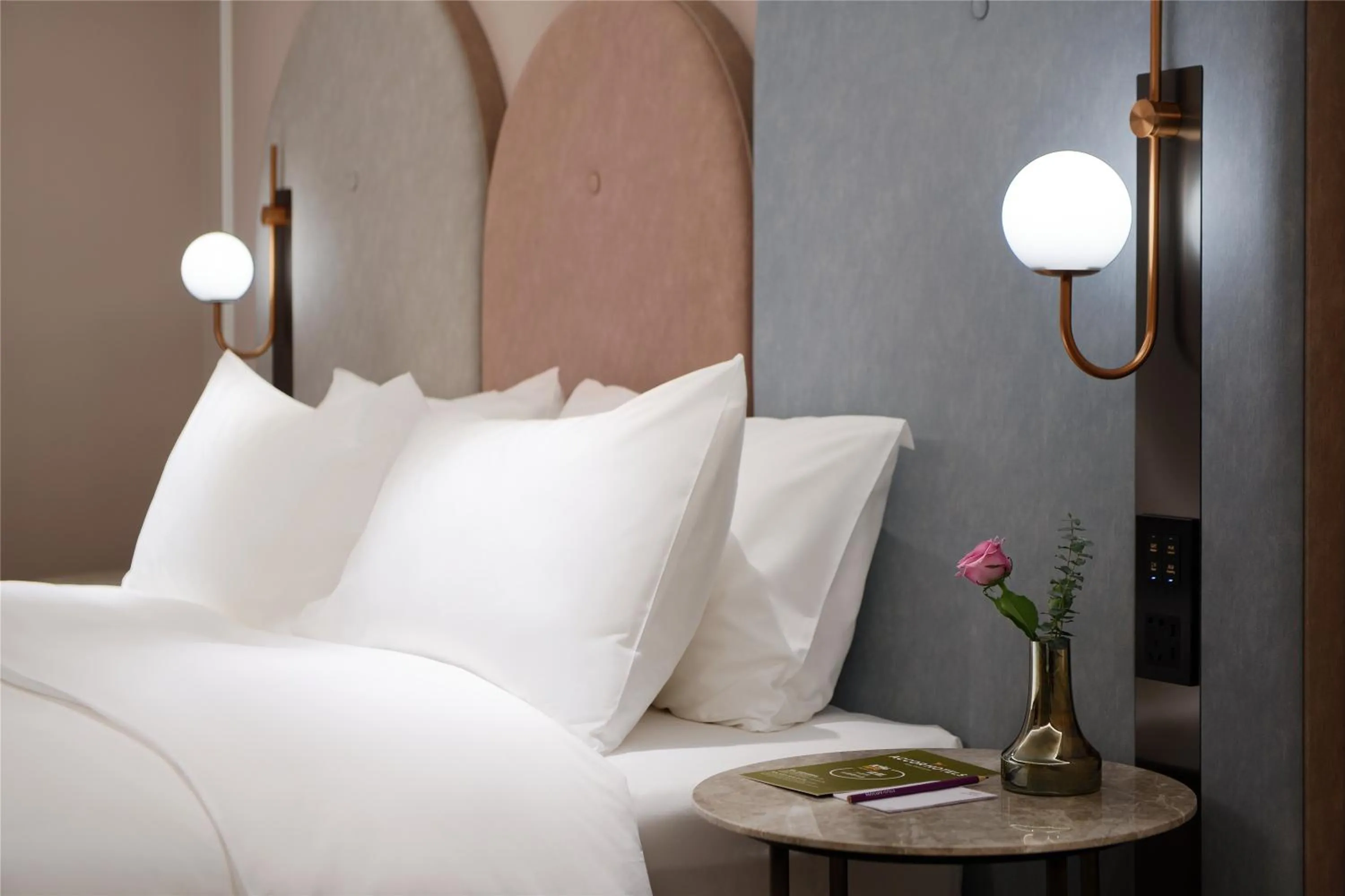 Bed in Mercure Chengdu Kuanzhai Alley West
