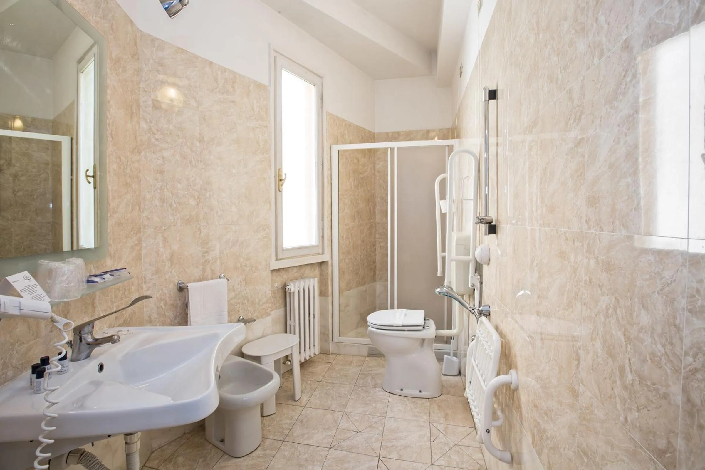 Shower in Hotel Minerva