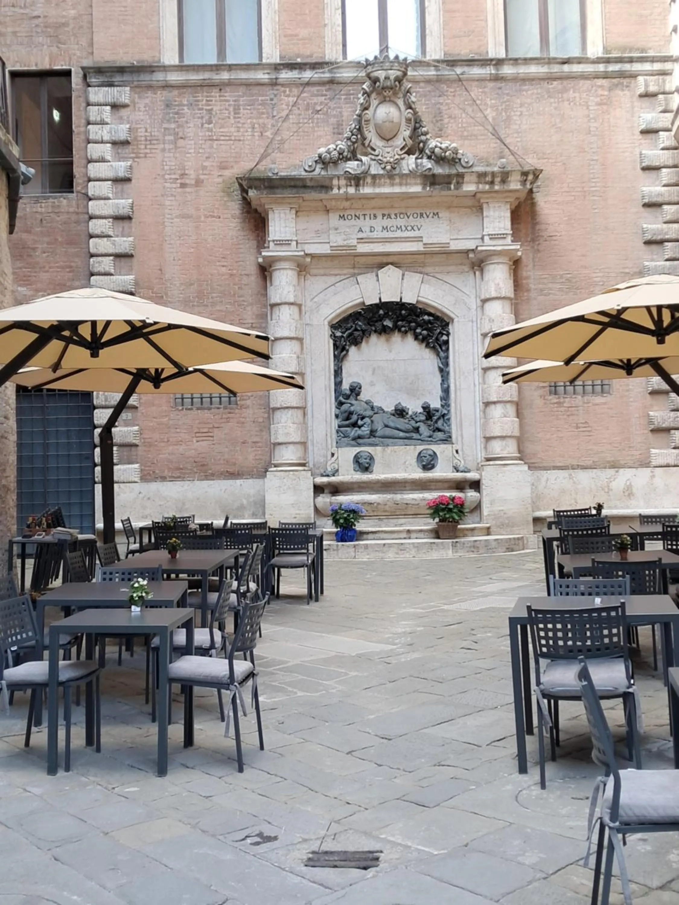 Restaurant/places to eat in Hotel Minerva