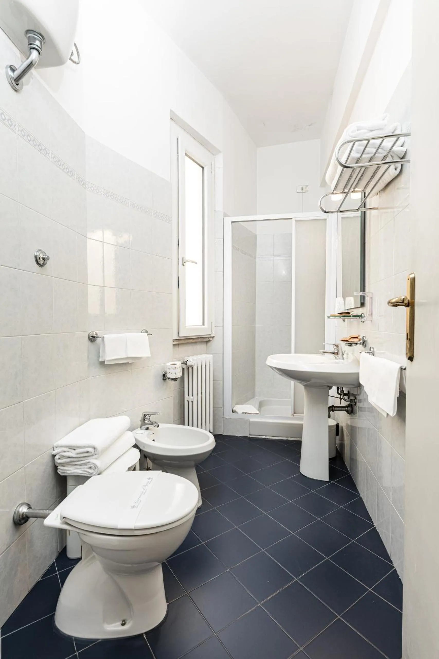 Shower in Hotel Minerva