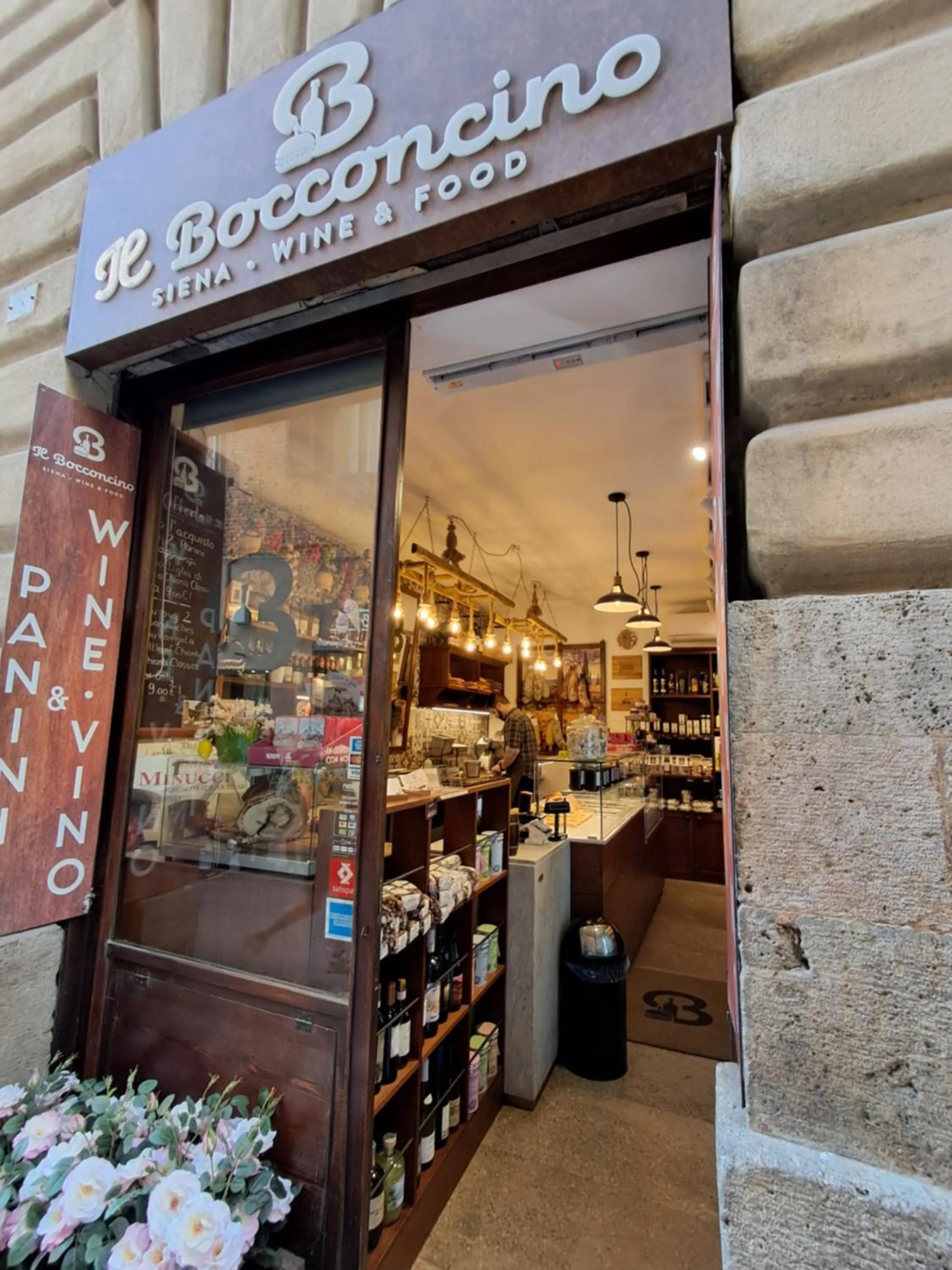 Restaurant/places to eat in Hotel Minerva