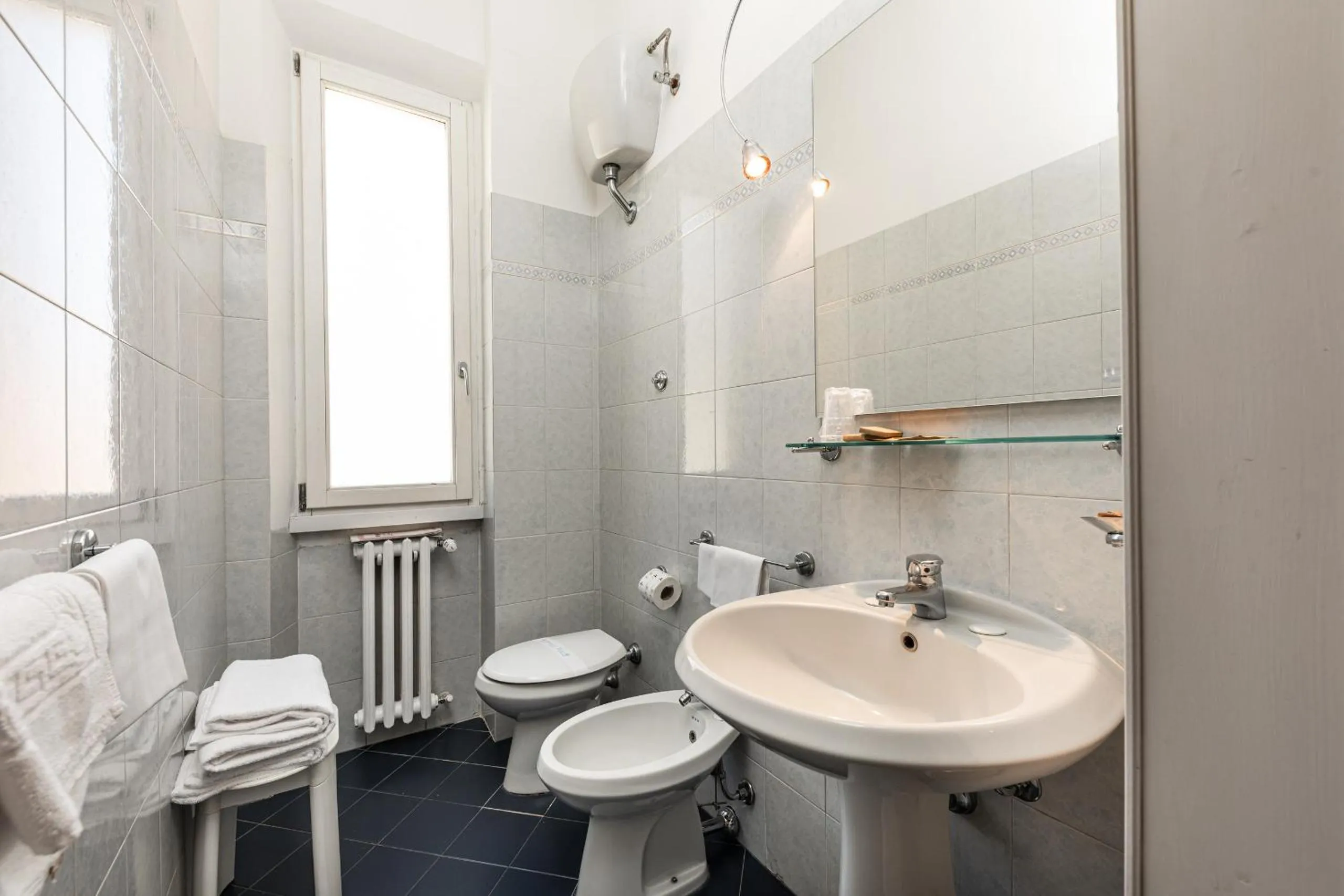 Shower in Hotel Minerva