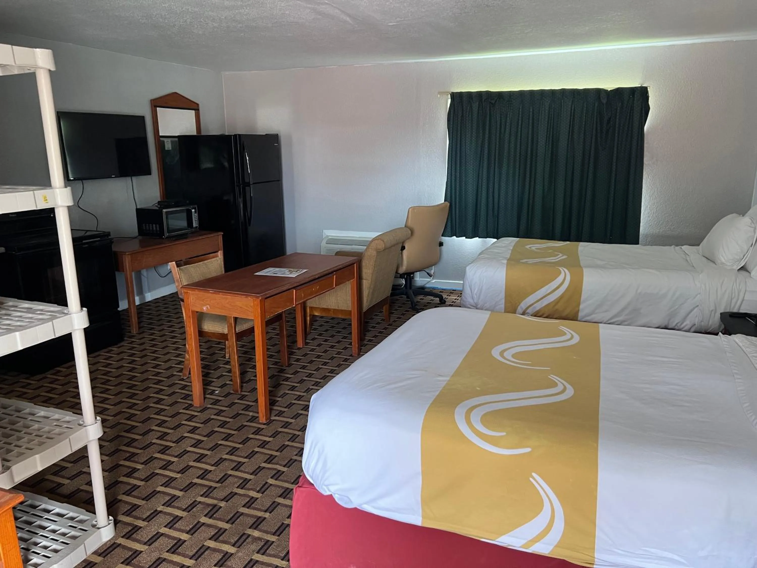 Photo of the whole room, Bed in Budget Inn