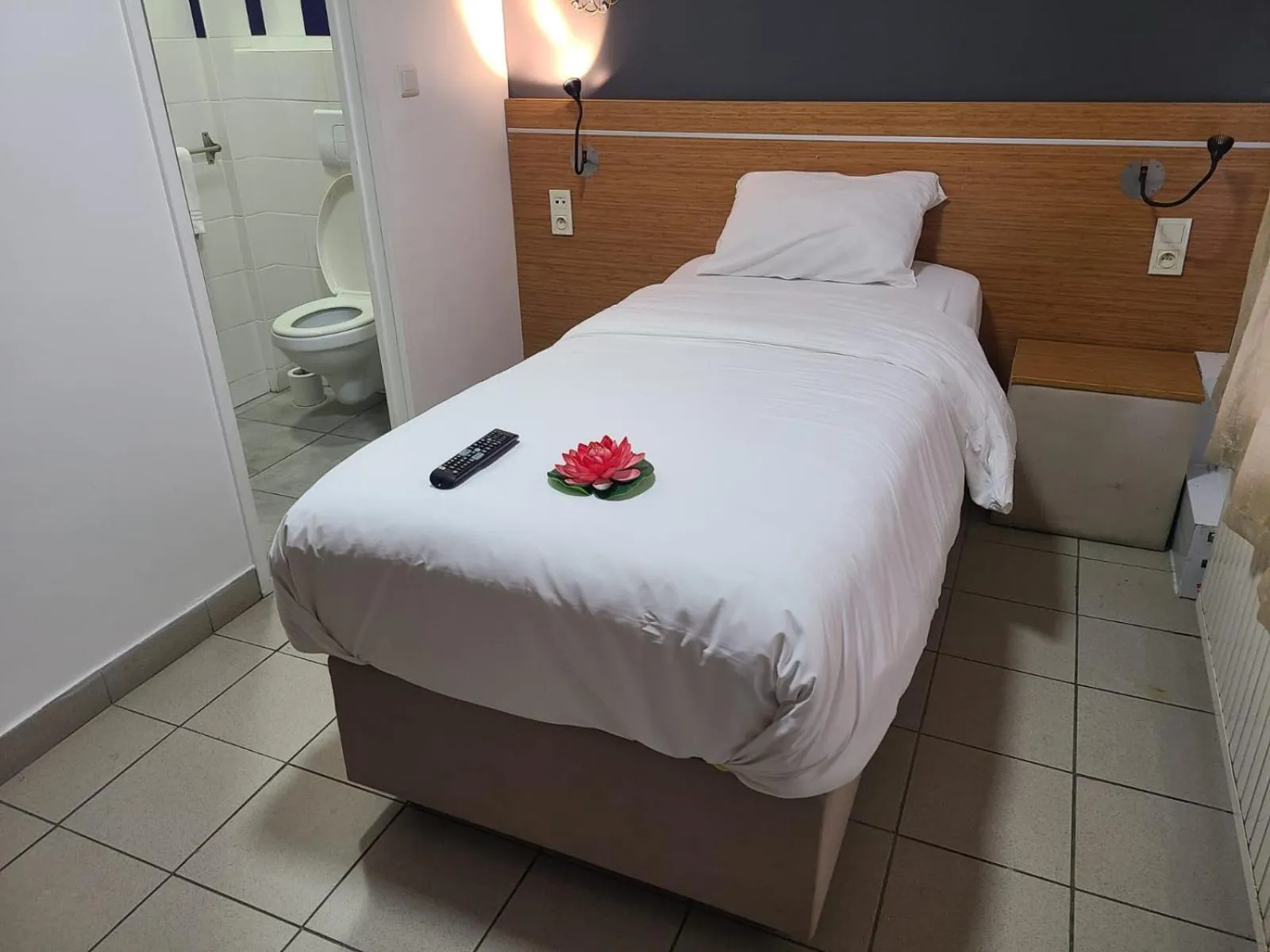 Bathroom in Hôtel Victoire, Poitiers Gare