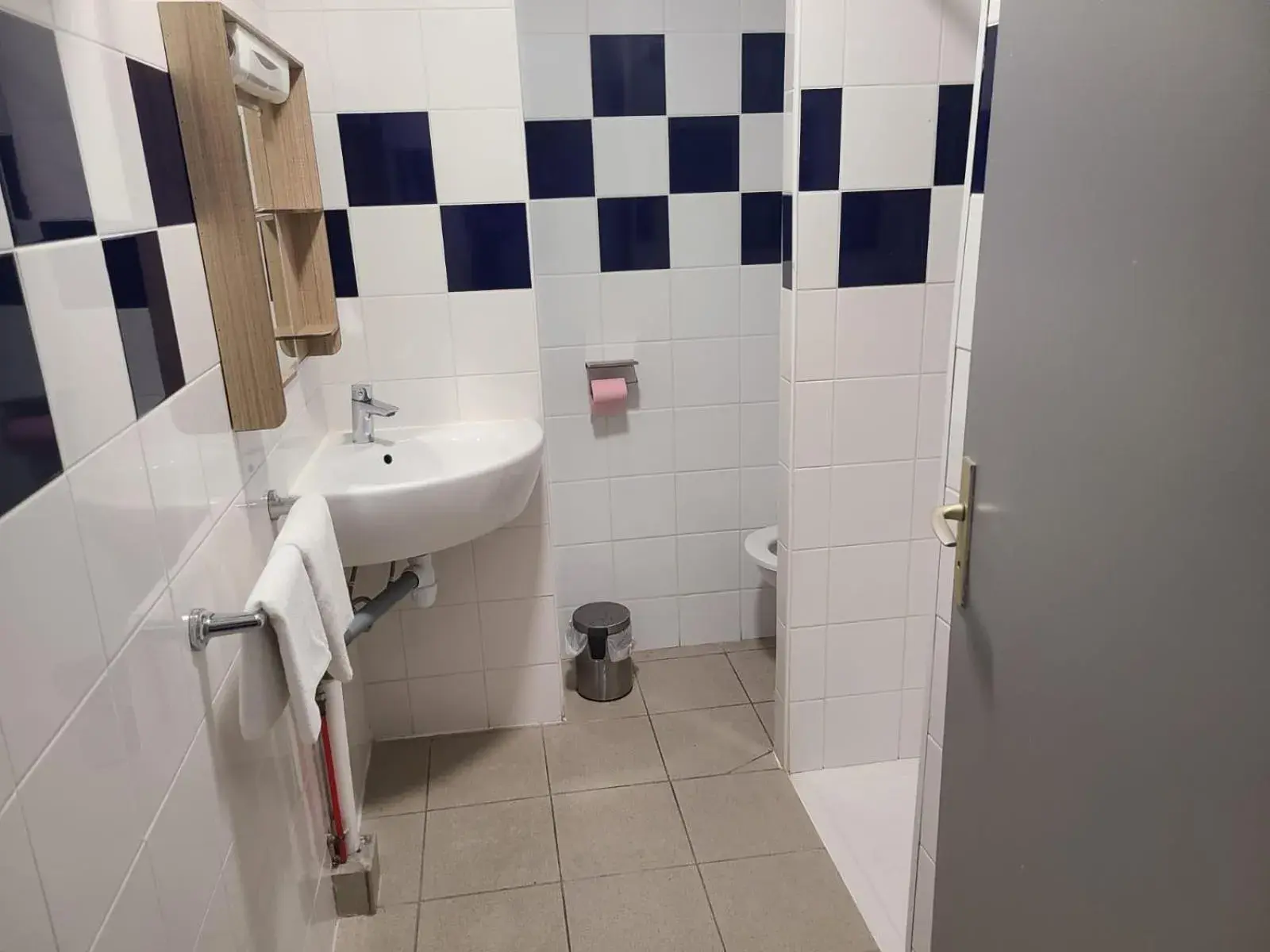 Double Room in Hôtel Victoire, Poitiers Gare Double Room in Hôtel Victoire, Poitiers Gare