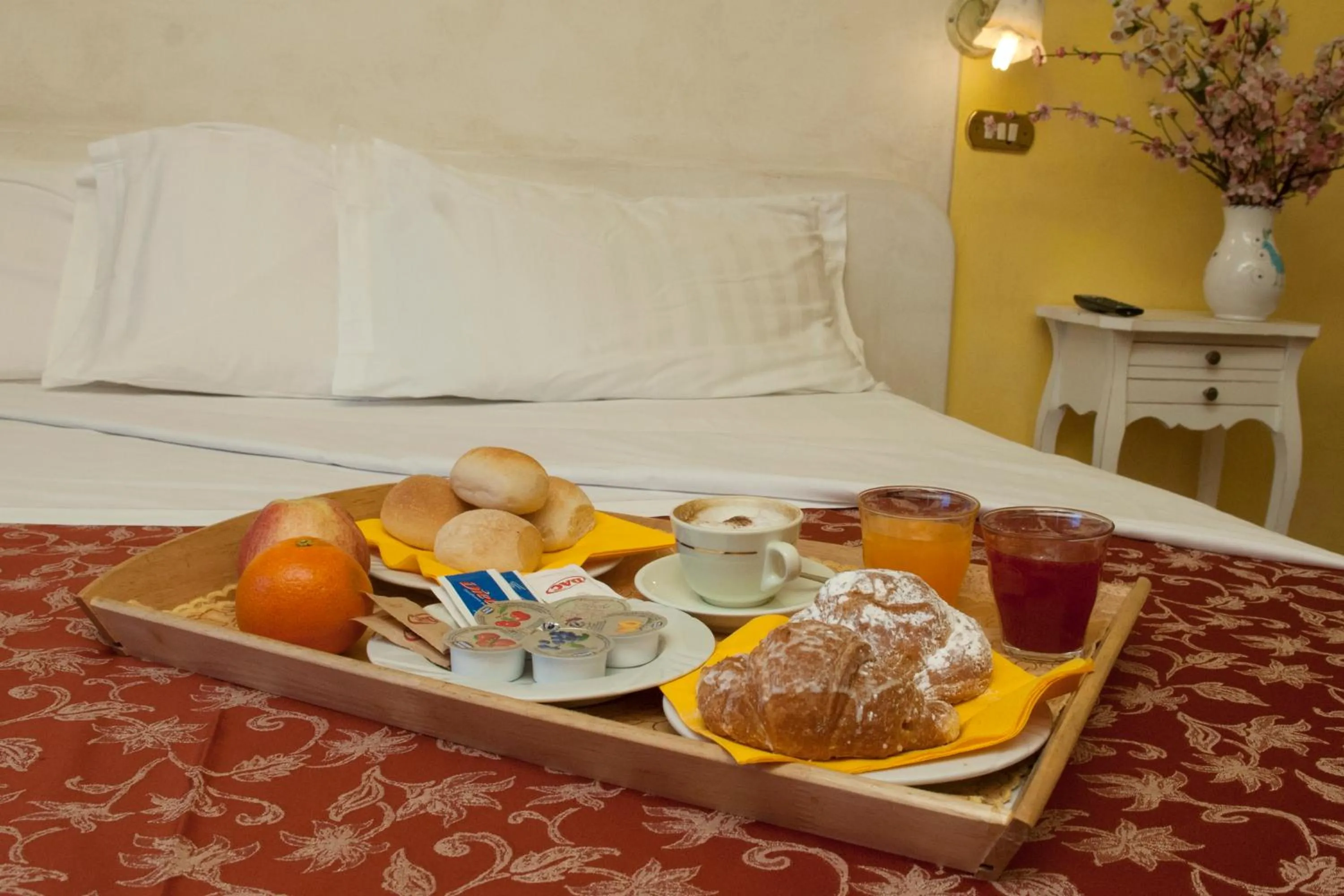 Food and drinks, Bed in Ai Ronchi Motor Hotel Brescia