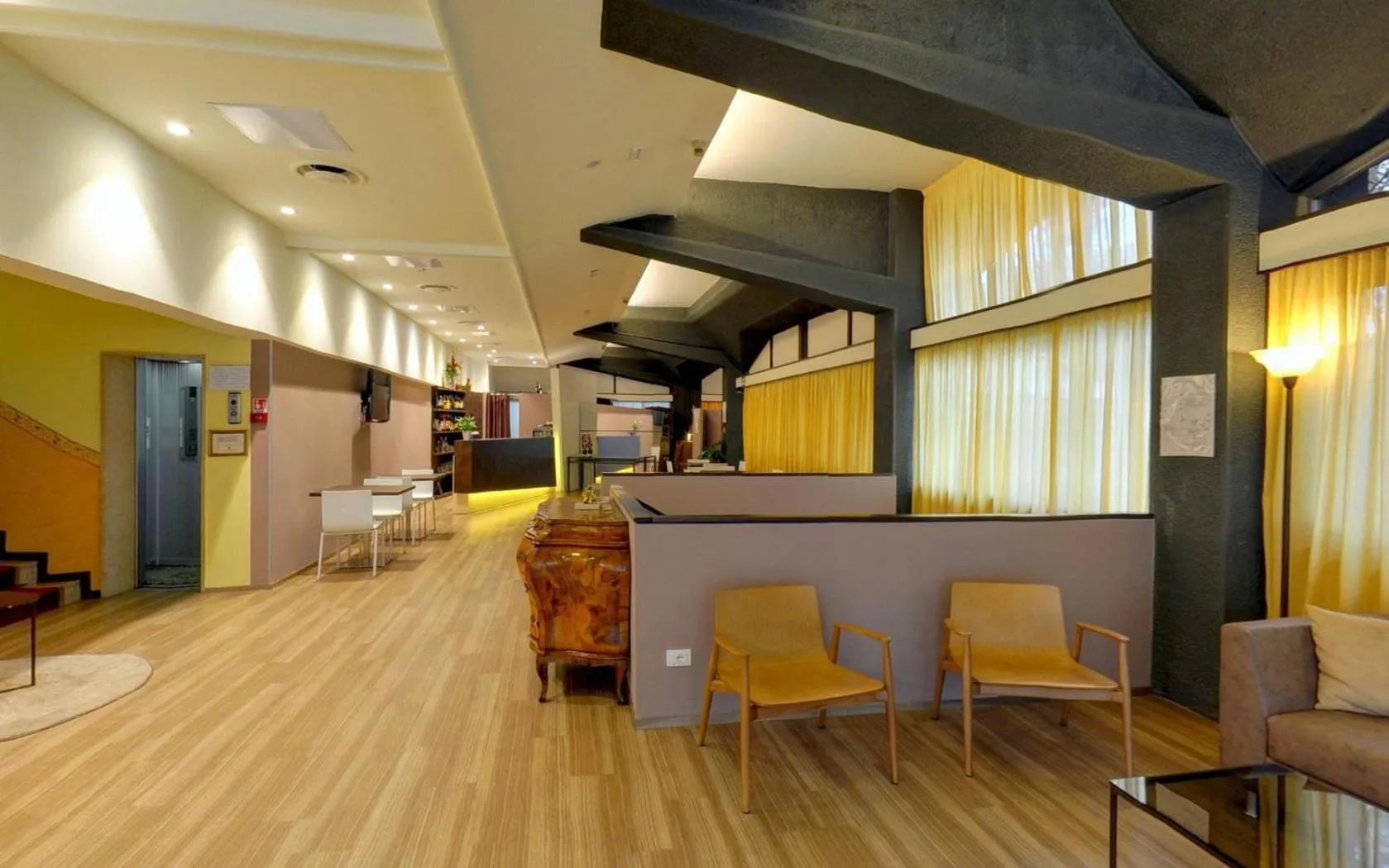 Communal lounge/ TV room in Ai Ronchi Motor Hotel Brescia