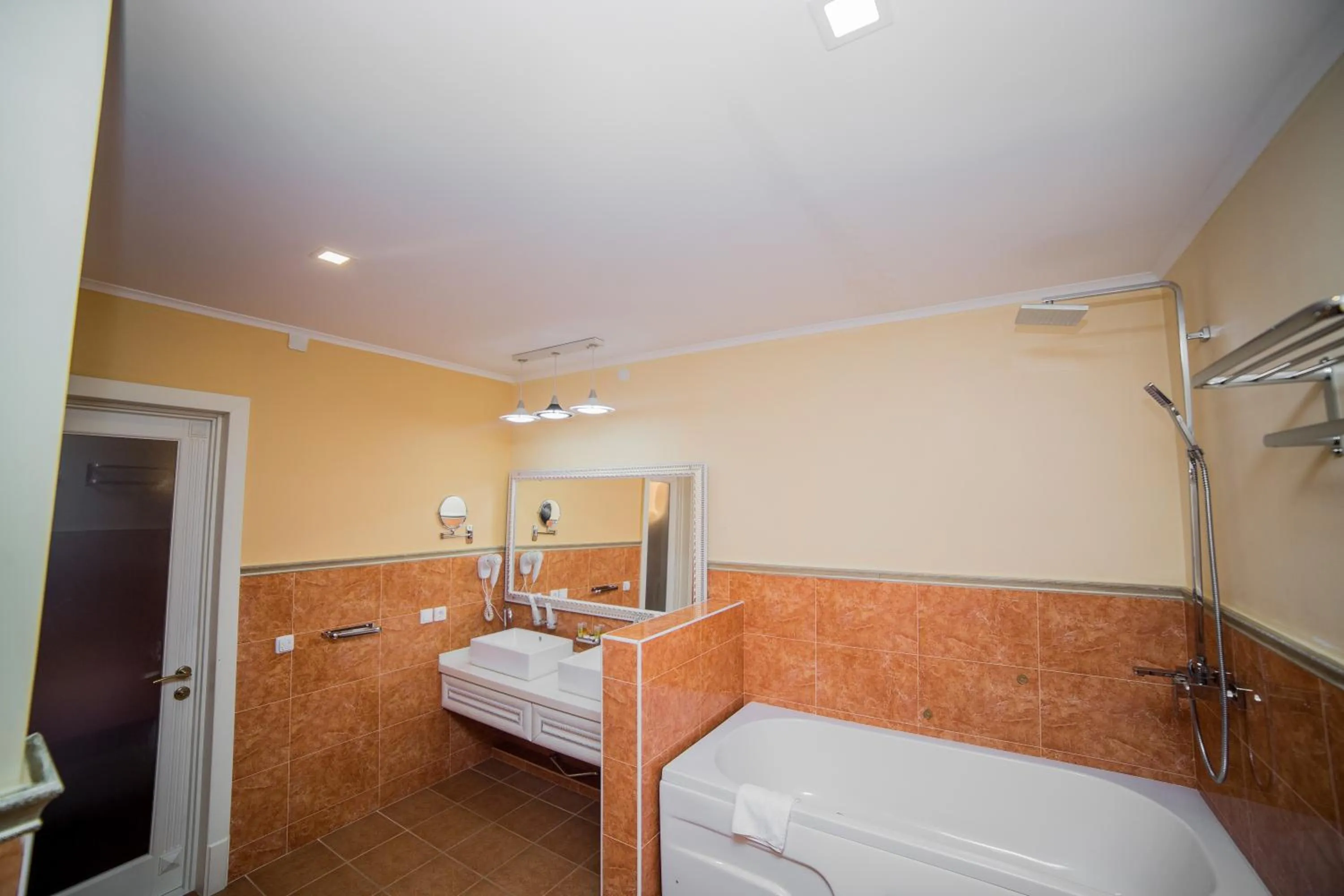 Bathroom, Bed in Hotel Orto Asia