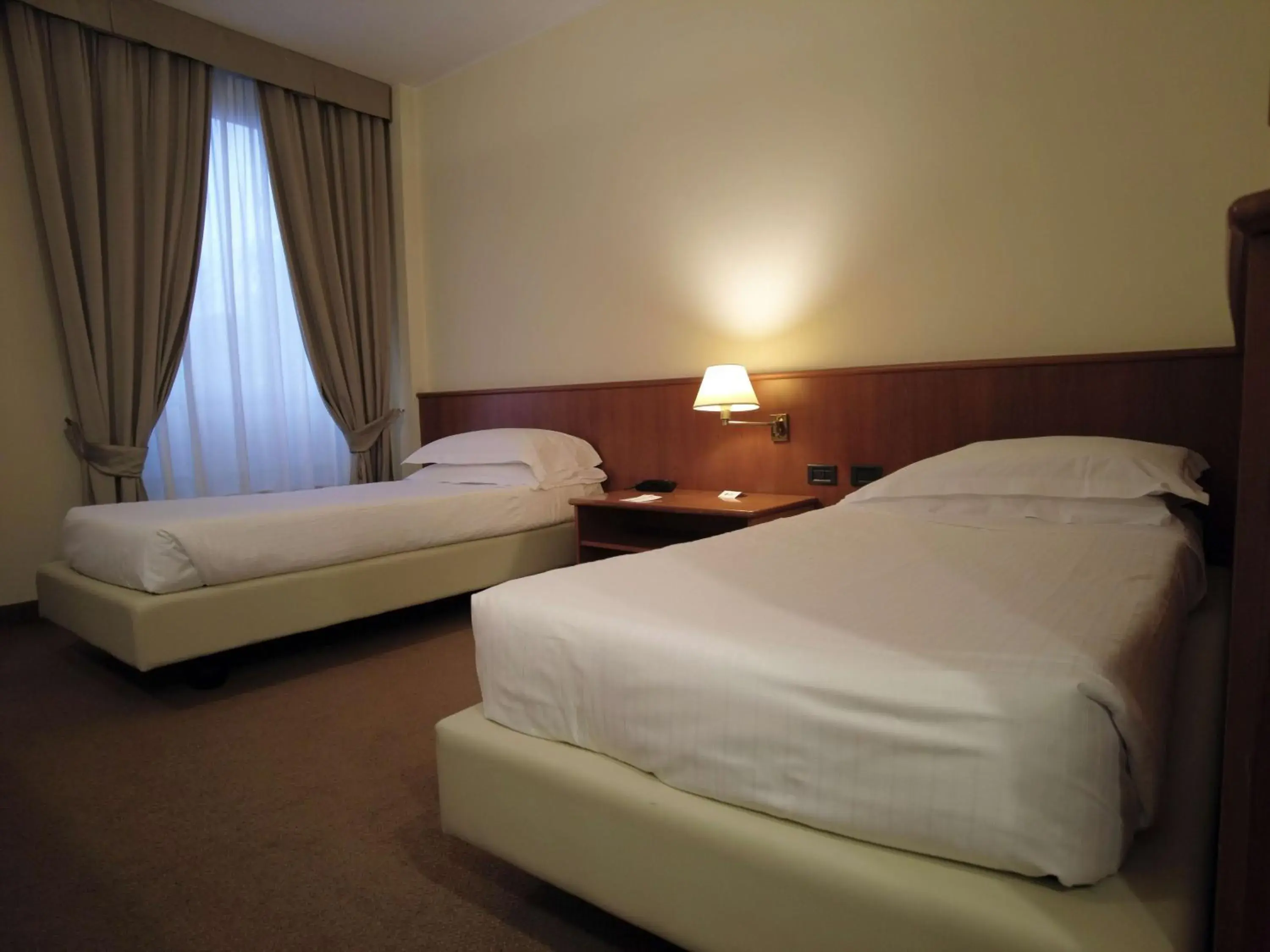 Shower, Bed in Best Western Park Hotel Shower, Bed in Best Western Park Hotel