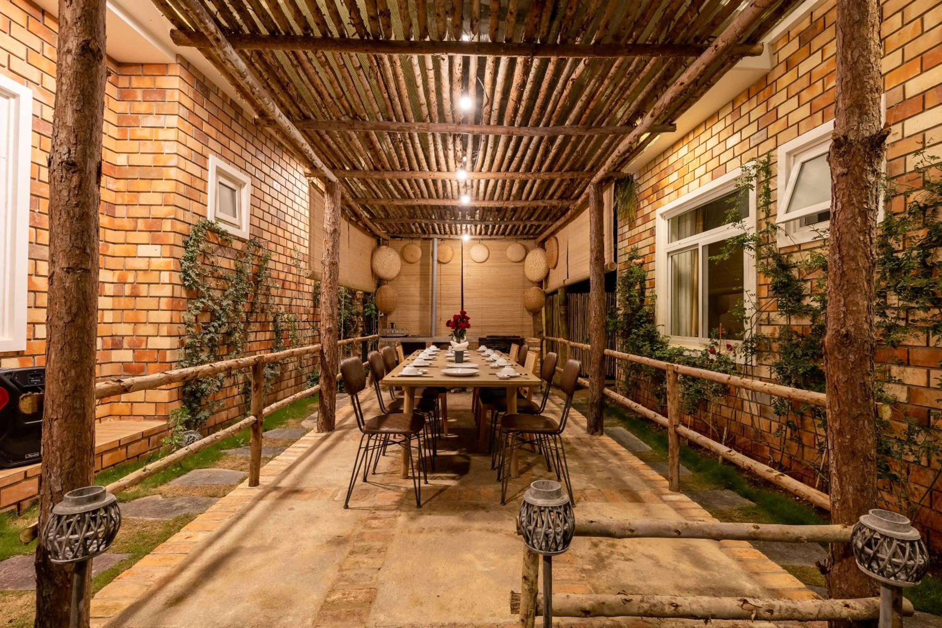 Dining area in Relax Hotel by Ixorat