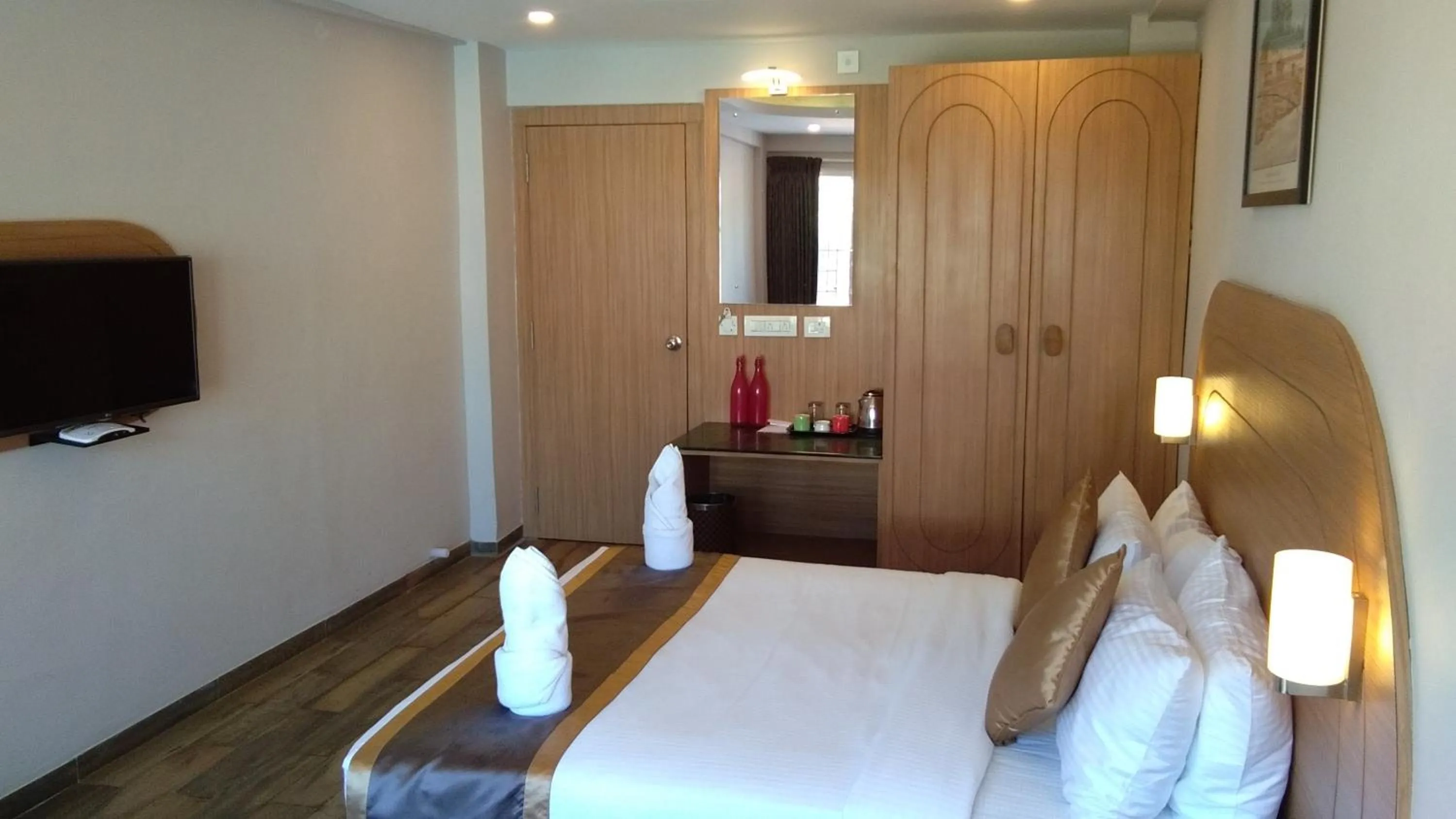 Photo of the whole room, Bed in Mango Hill Central Ooty