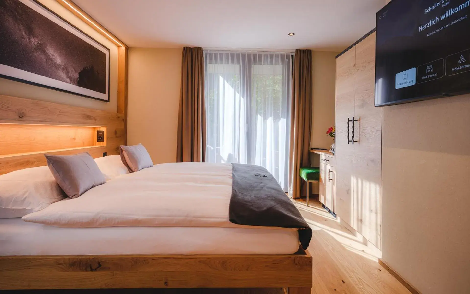 TV and multimedia, Bed in Hotel Tannenhof TV and multimedia, Bed in Hotel Tannenhof