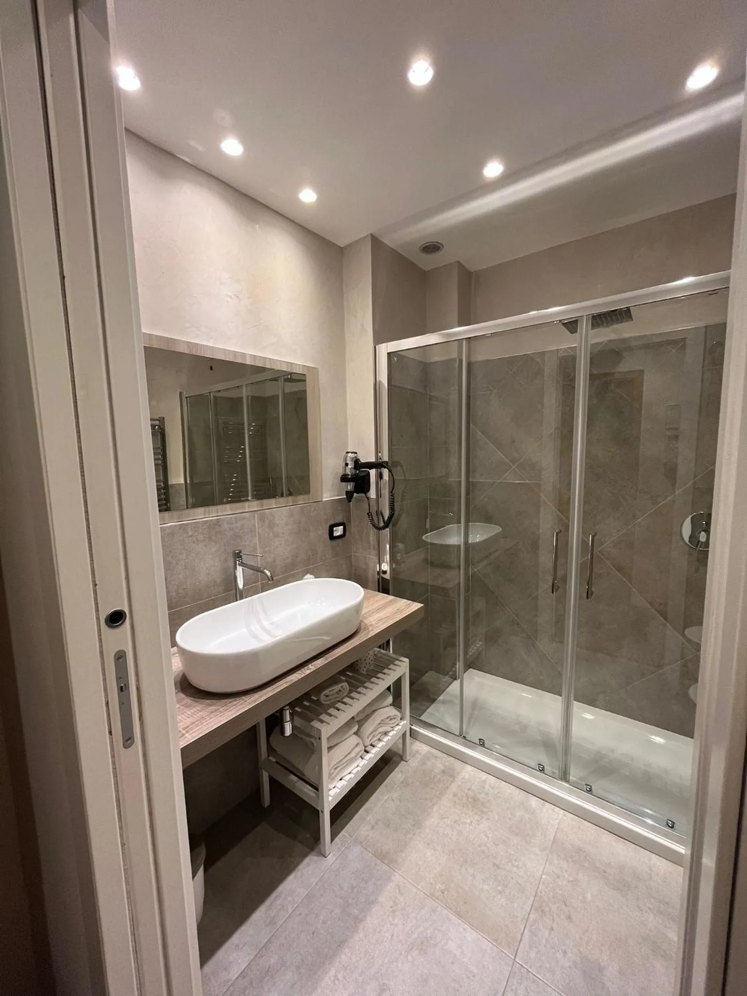 Shower in Hotel Alinari