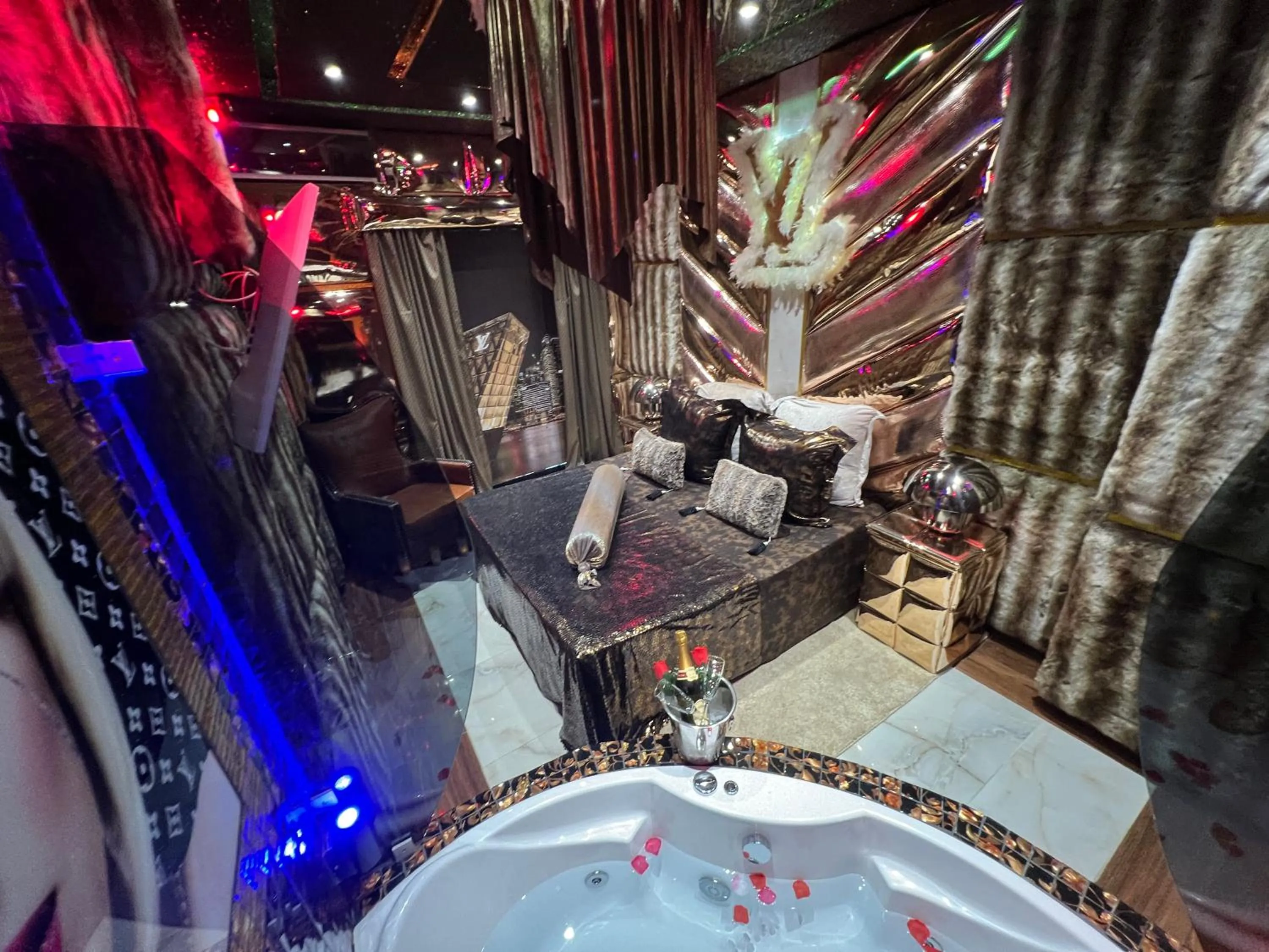 Hot Tub in Priamos Hotel Erato