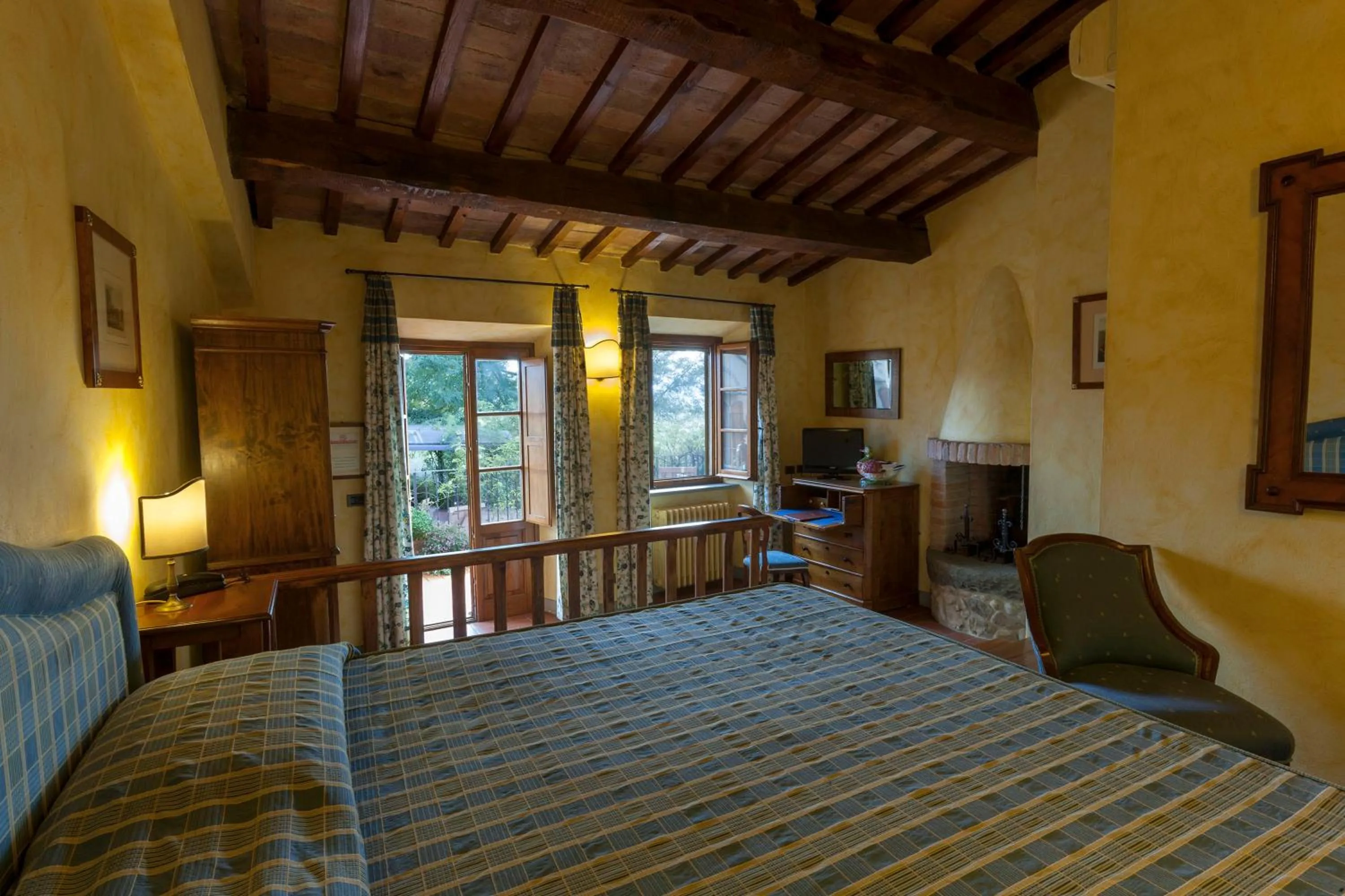 Photo of the whole room, Bed in Relais Poggio Borgoni