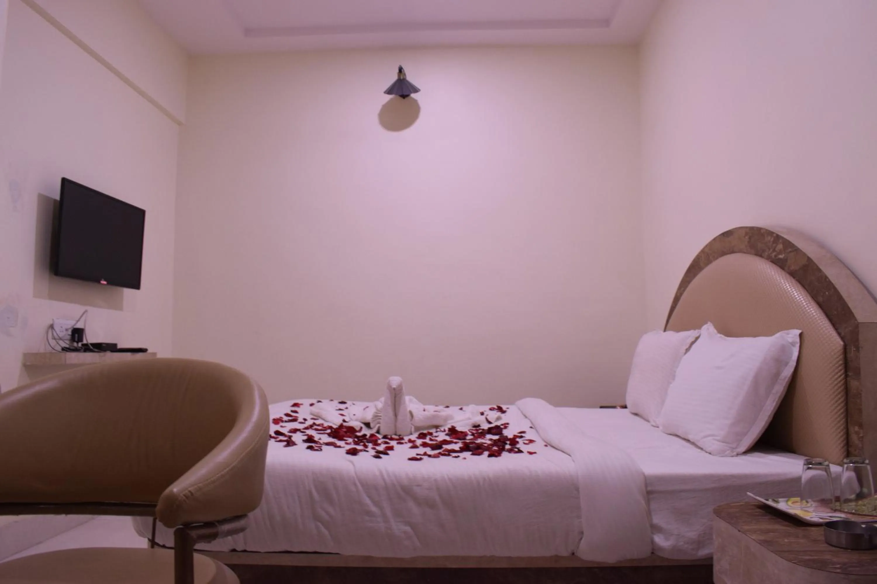 Photo of the whole room, Bed in HOTEL THE HILLS