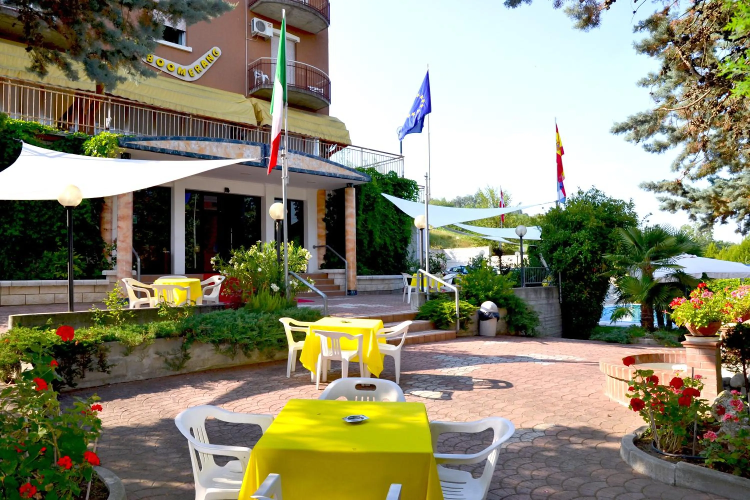 Facade/entrance in Hotel Boomerang - Check-in & Meals in front at hotel Sporting