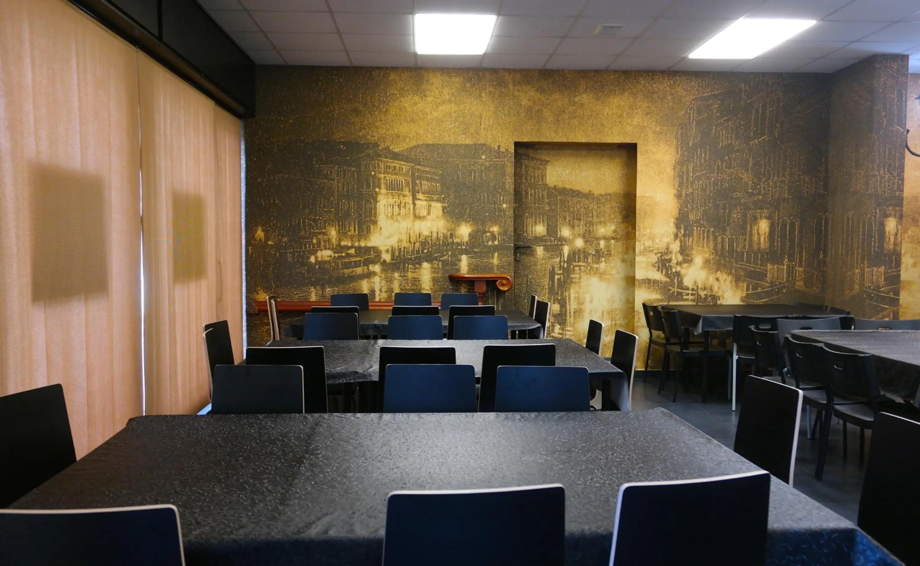 Restaurant/places to eat in Hotel Paradiso