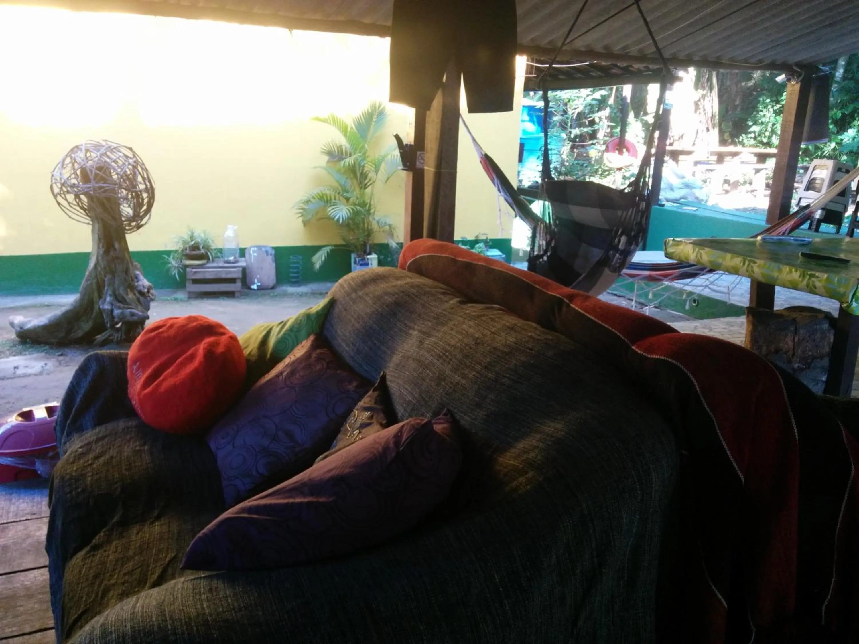 Communal lounge/ TV room in Bela Casa Quartos e Hostel Ilha Grande