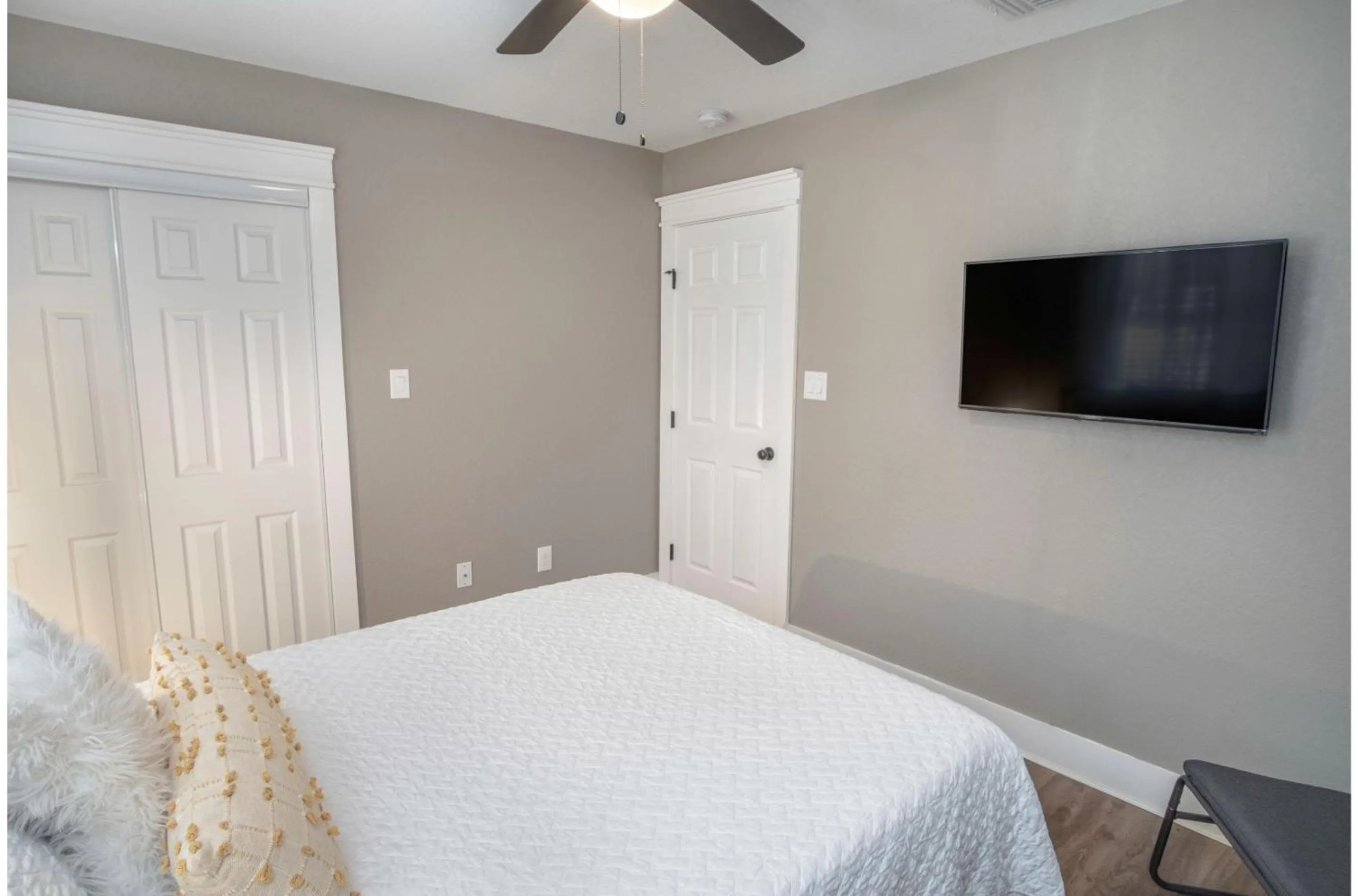 Bed in Lovely 3 BR Home Only 9 Minutes from Downtown