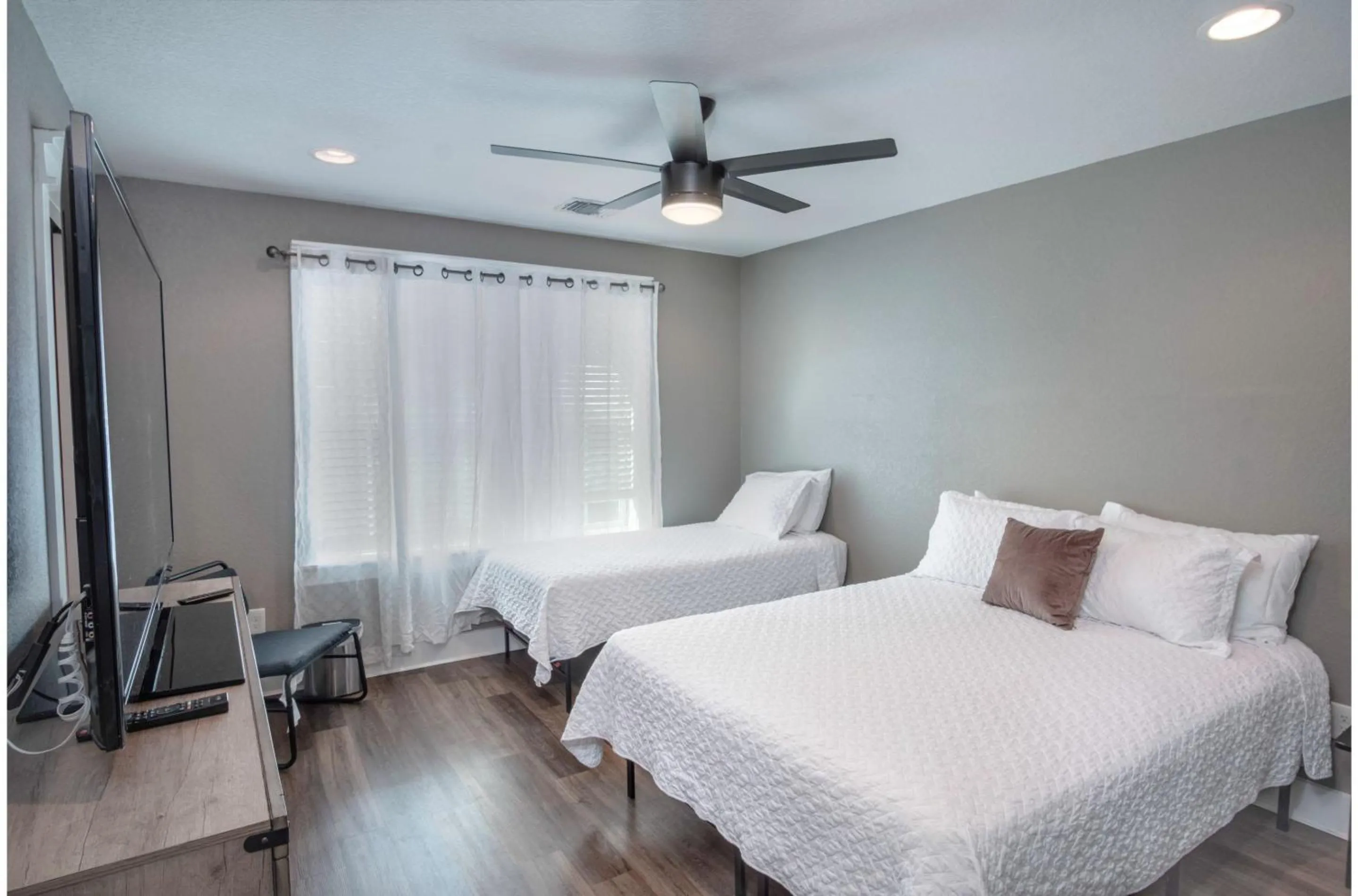 Bed in Lovely 3 BR Home Only 9 Minutes from Downtown