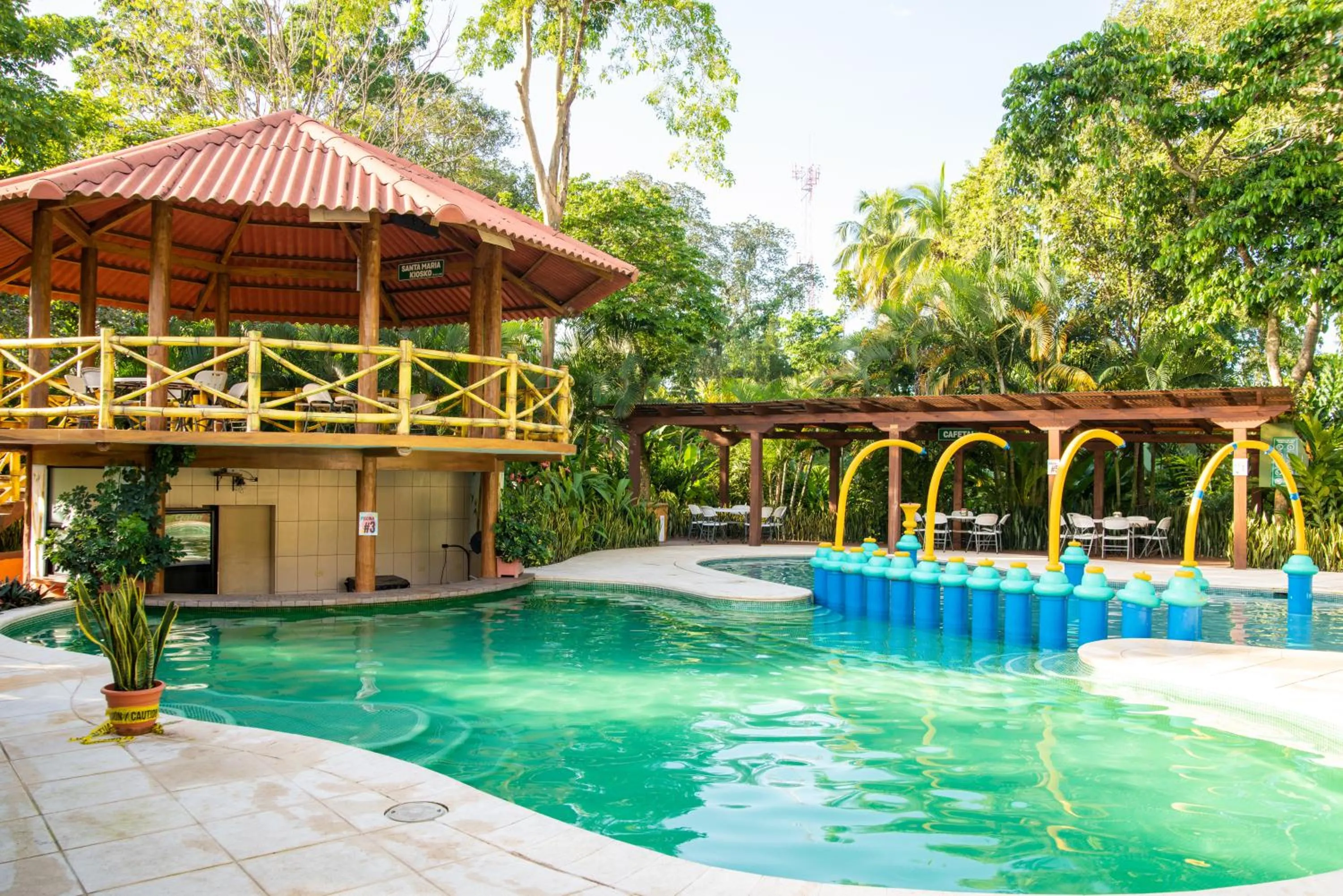Swimming pool in Hotel y Bungalows El Jardín