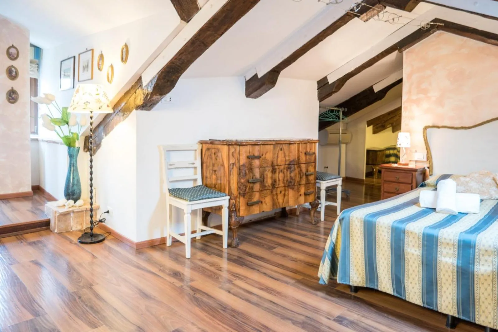 Photo of the whole room, Bed in Corte Canal Venice